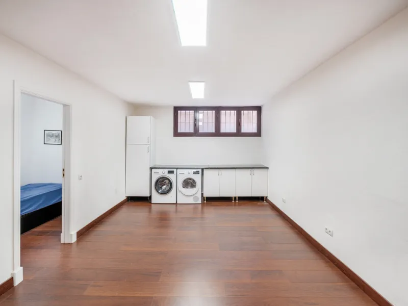 Just a short walk from Puente Romano and the beach, this fully renovated corner-unit villa is located in the exclusive gated community of Monte Marbella Club, with only 17 homes.