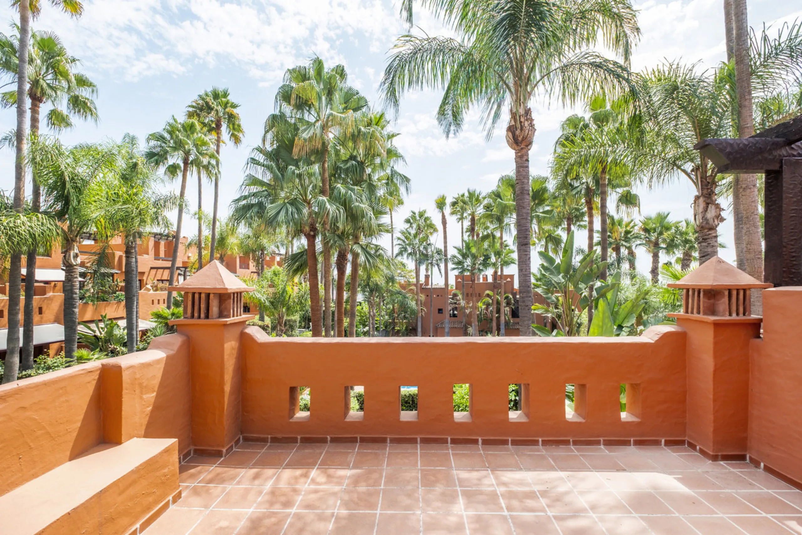 Just a short walk from Puente Romano and the beach, this fully renovated corner-unit villa is located in the exclusive gated community of Monte Marbella Club, with only 17 homes.
