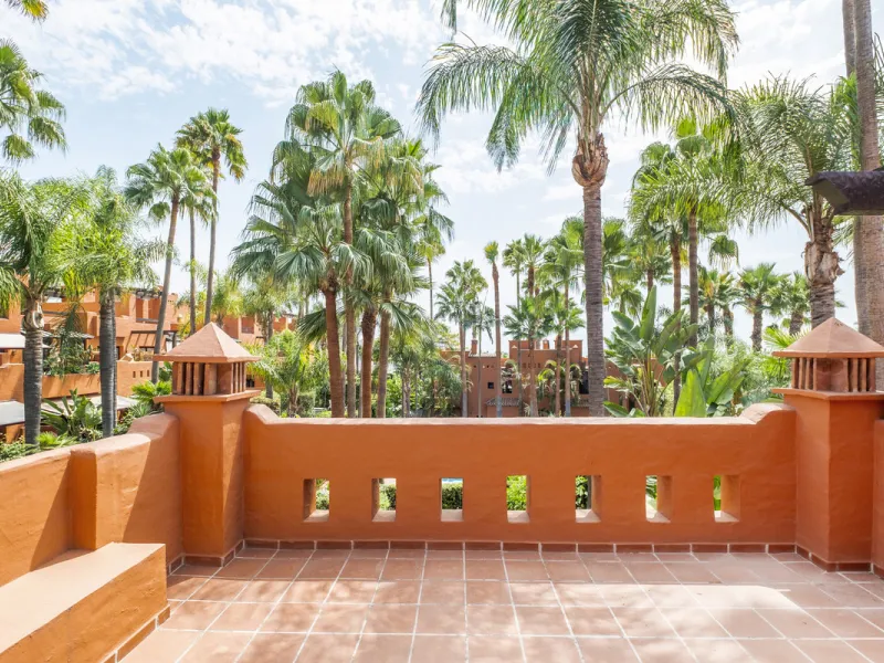 Just a short walk from Puente Romano and the beach, this fully renovated corner-unit villa is located in the exclusive gated community of Monte Marbella Club, with only 17 homes.