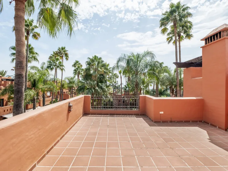 Just a short walk from Puente Romano and the beach, this fully renovated corner-unit villa is located in the exclusive gated community of Monte Marbella Club, with only 17 homes.