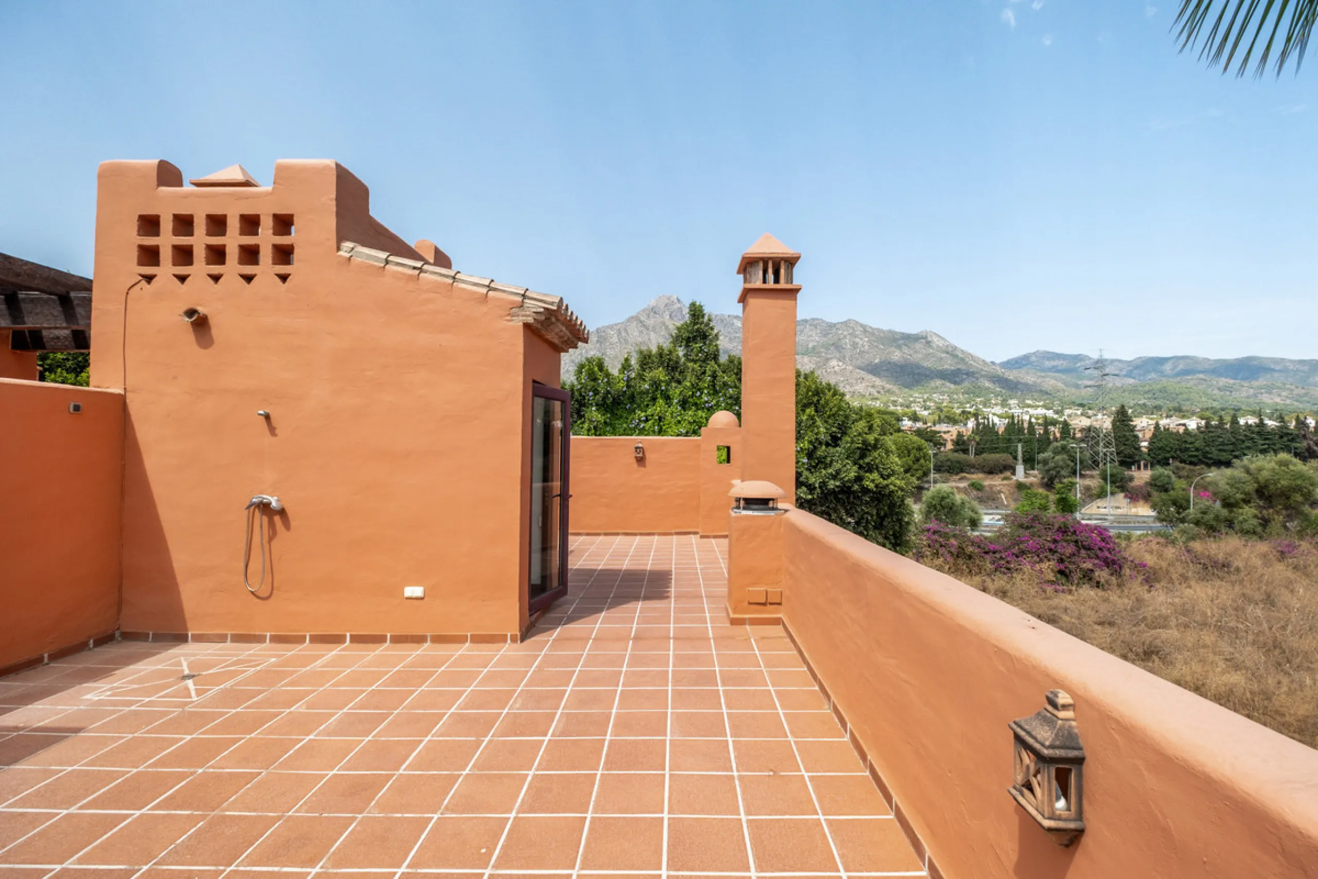Just a short walk from Puente Romano and the beach, this fully renovated corner-unit villa is located in the exclusive gated community of Monte Marbella Club, with only 17 homes.