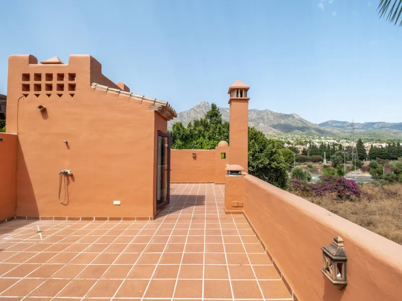 Just a short walk from Puente Romano and the beach, this fully renovated corner-unit villa is located in the exclusive gated community of Monte Marbella Club, with only 17 homes.