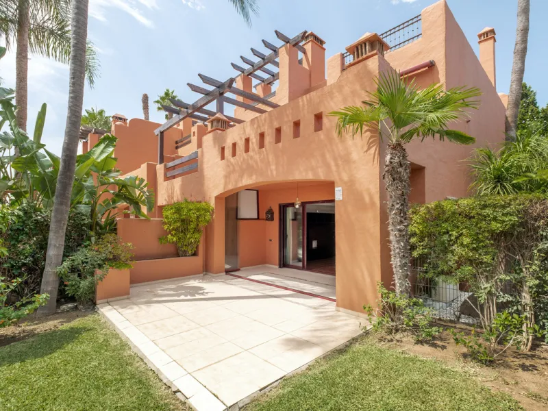 Just a short walk from Puente Romano and the beach, this fully renovated corner-unit villa is located in the exclusive gated community of Monte Marbella Club, with only 17 homes.