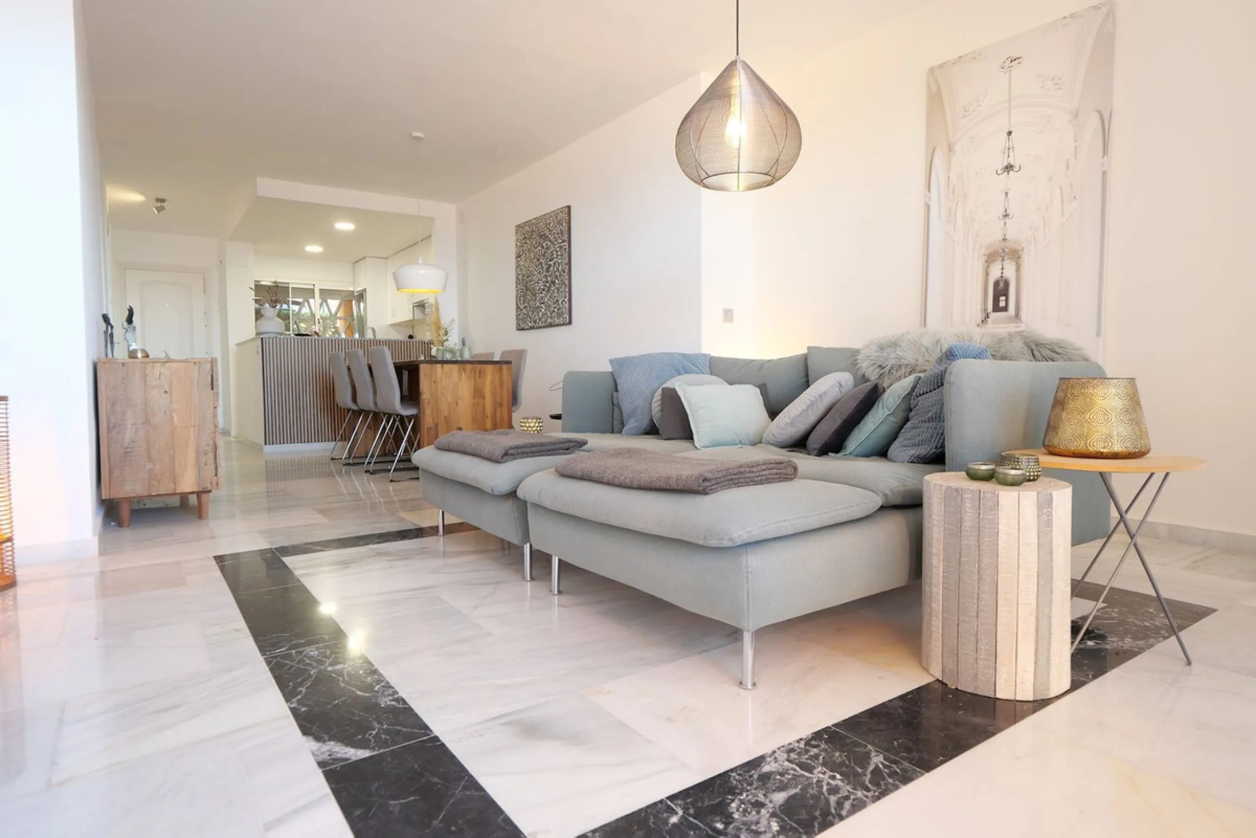 Diese attraktive Wohnung wurde von den jetzigen Eigentümern in neuwertigem Zustand renoviert mit neuen Türen, Badezimmern und einer modernen Küche. Sie befindet sich in einem der besten Südlagen des Komplexes. Ein Besichtigungstermin ist unbedingt erforderlich im oberen Teil