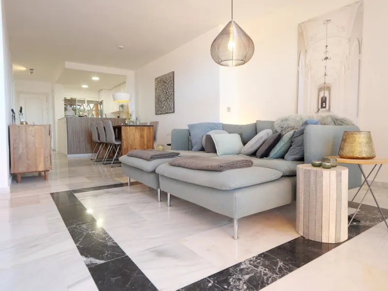 Diese attraktive Wohnung wurde von den jetzigen Eigentümern in neuwertigem Zustand renoviert mit neuen Türen, Badezimmern und einer modernen Küche. Sie befindet sich in einem der besten Südlagen des Komplexes. Ein Besichtigungstermin ist unbedingt erforderlich im oberen Teil