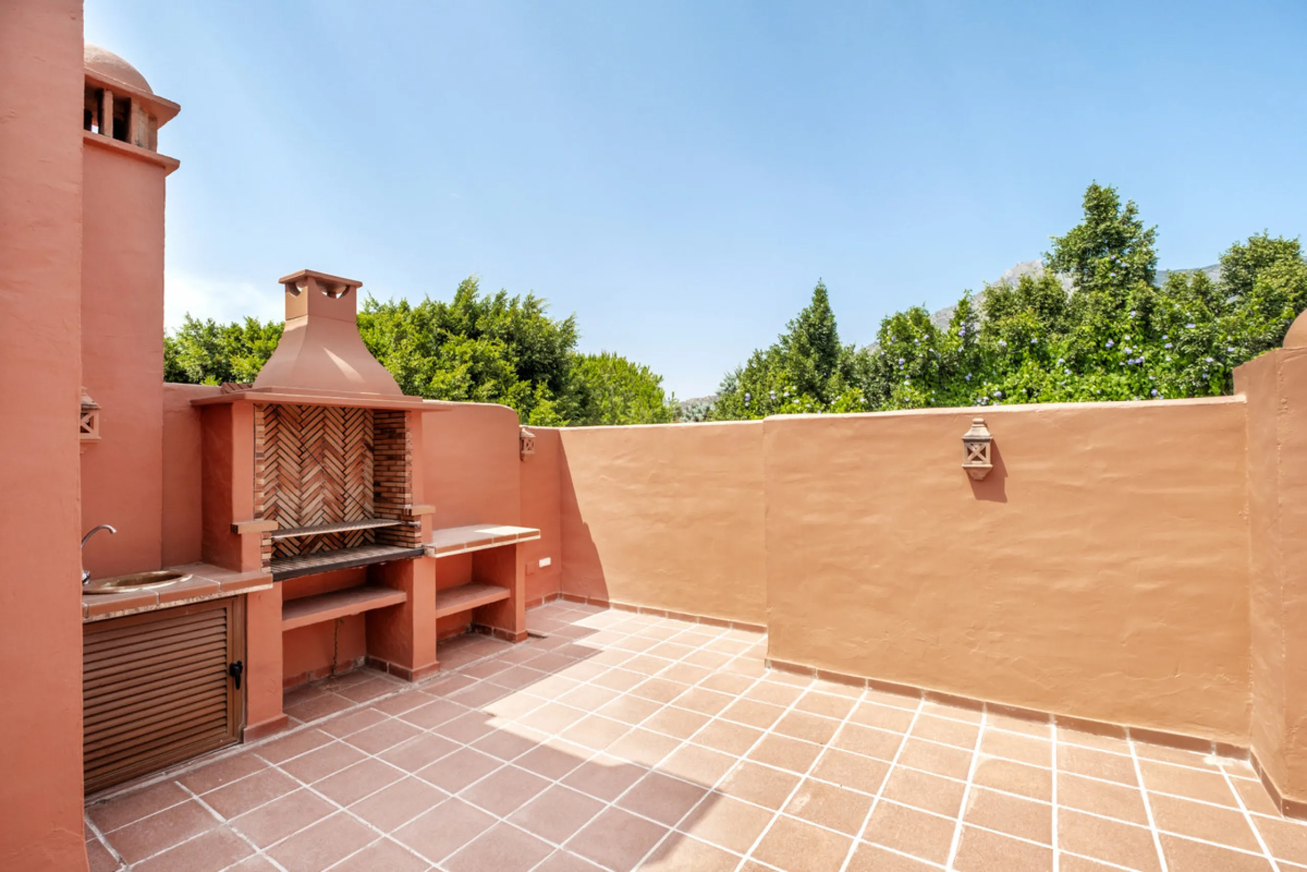 Just a short walk from Puente Romano and the beach, this fully renovated corner-unit villa is located in the exclusive gated community of Monte Marbella Club, with only 17 homes.