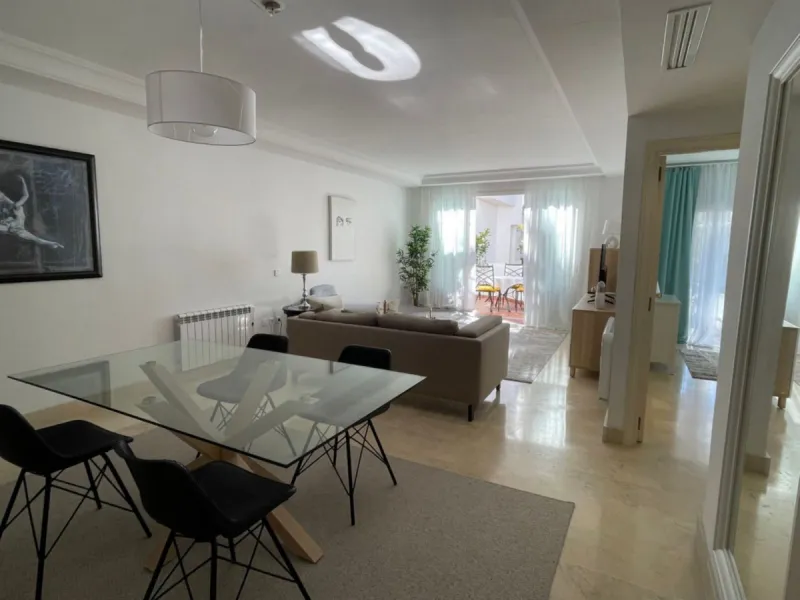 This property, located just a five-minute walk from the renowned Mistral Beach, a fifteen-minute walk from Puerto Banús, and five minutes from the San Pedro seafront promenade, offers a prime location. It is close to a variety of shops, markets, and resta