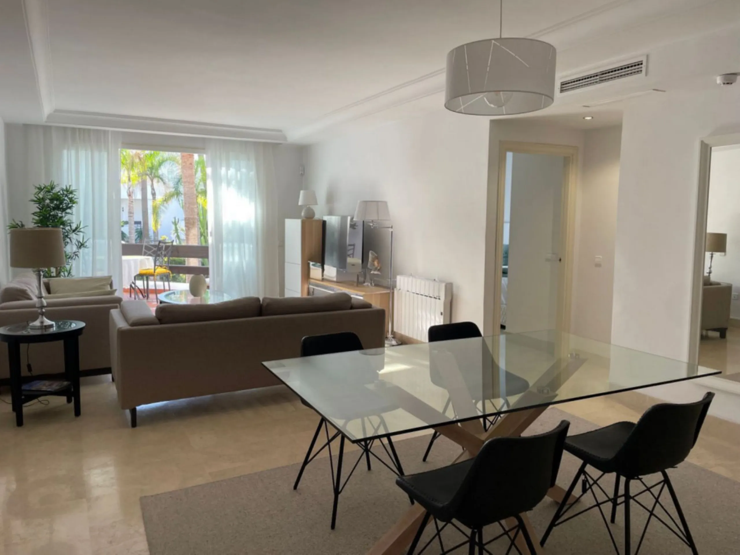 Apartment - Middle Floor Apartment в продаже в Marbella, Málaga. В доме 2 спален и 2 ванных комнат. Площадь дома 179 м²