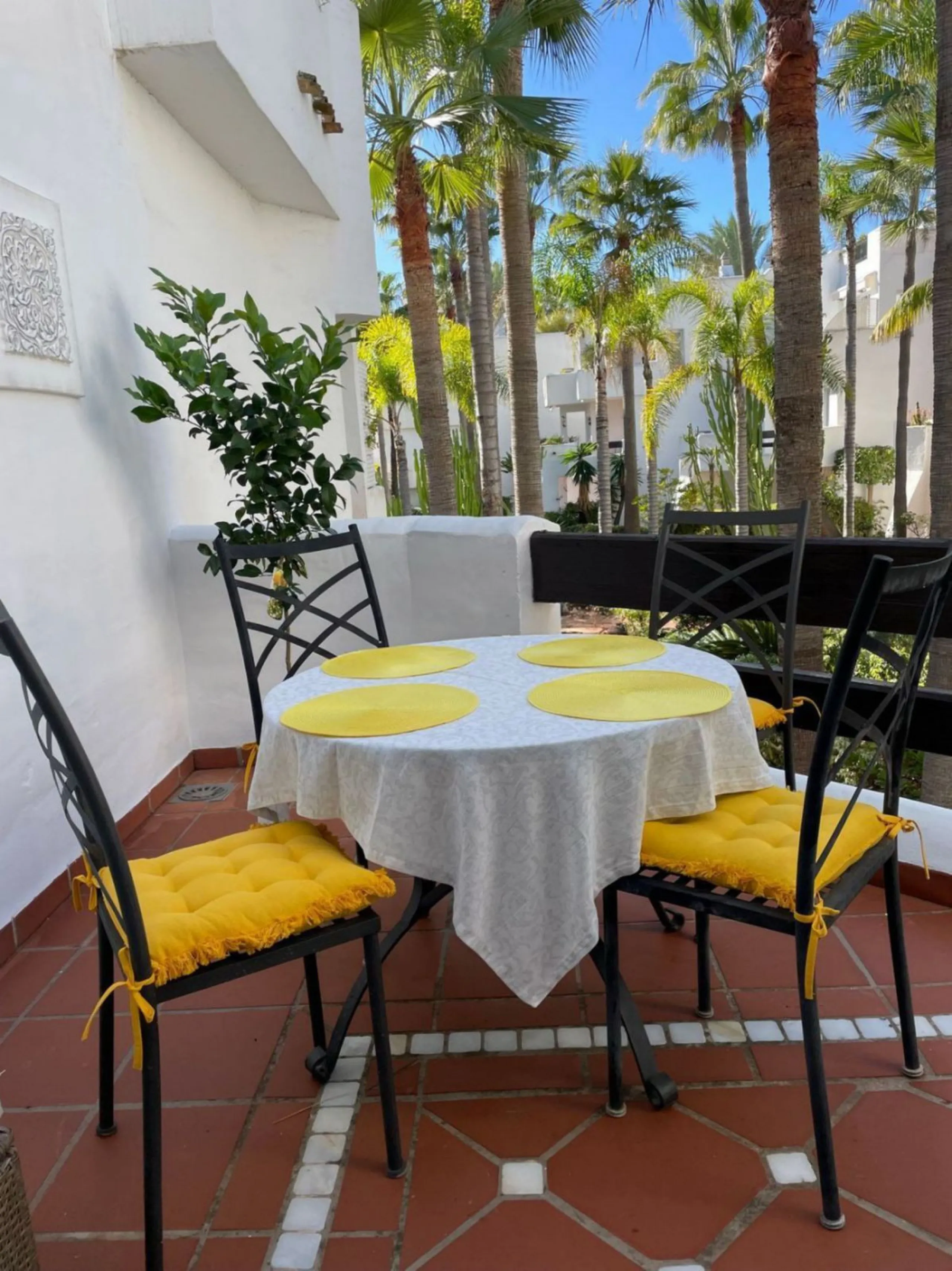 Apartment - Middle Floor Apartment в продаже в Marbella, Málaga. В доме 2 спален и 2 ванных комнат. Площадь дома 179 м²