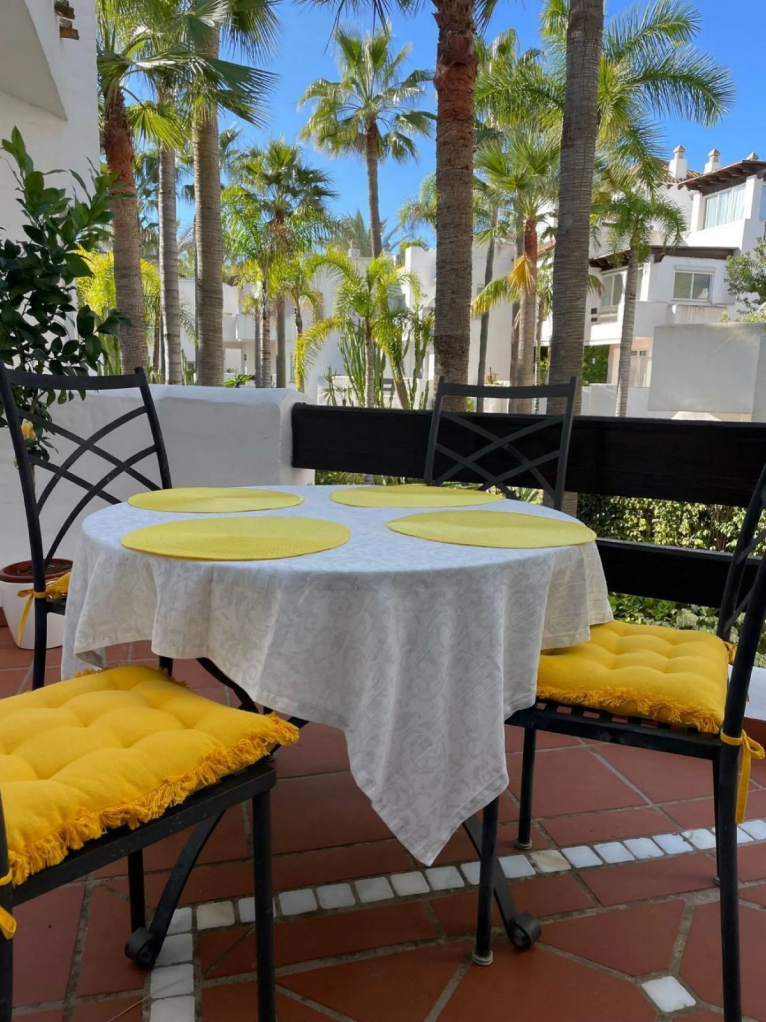 Apartment - Middle Floor Apartment в продаже в Marbella, Málaga. В доме 2 спален и 2 ванных комнат. Площадь дома 179 м²