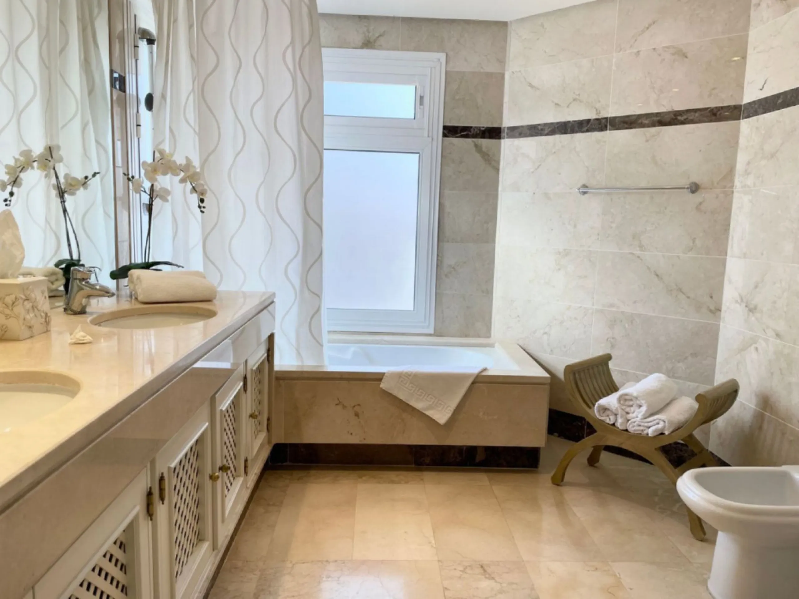 Apartment - Middle Floor Apartment в продаже в Marbella, Málaga. В доме 2 спален и 2 ванных комнат. Площадь дома 179 м²