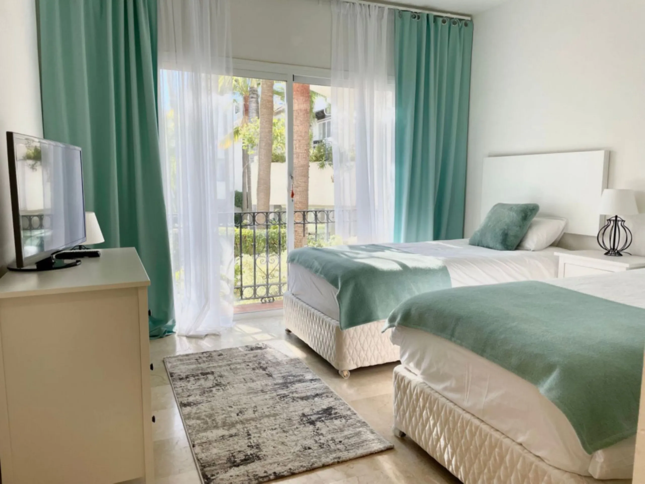 Apartment - Middle Floor Apartment в продаже в Marbella, Málaga. В доме 2 спален и 2 ванных комнат. Площадь дома 179 м²