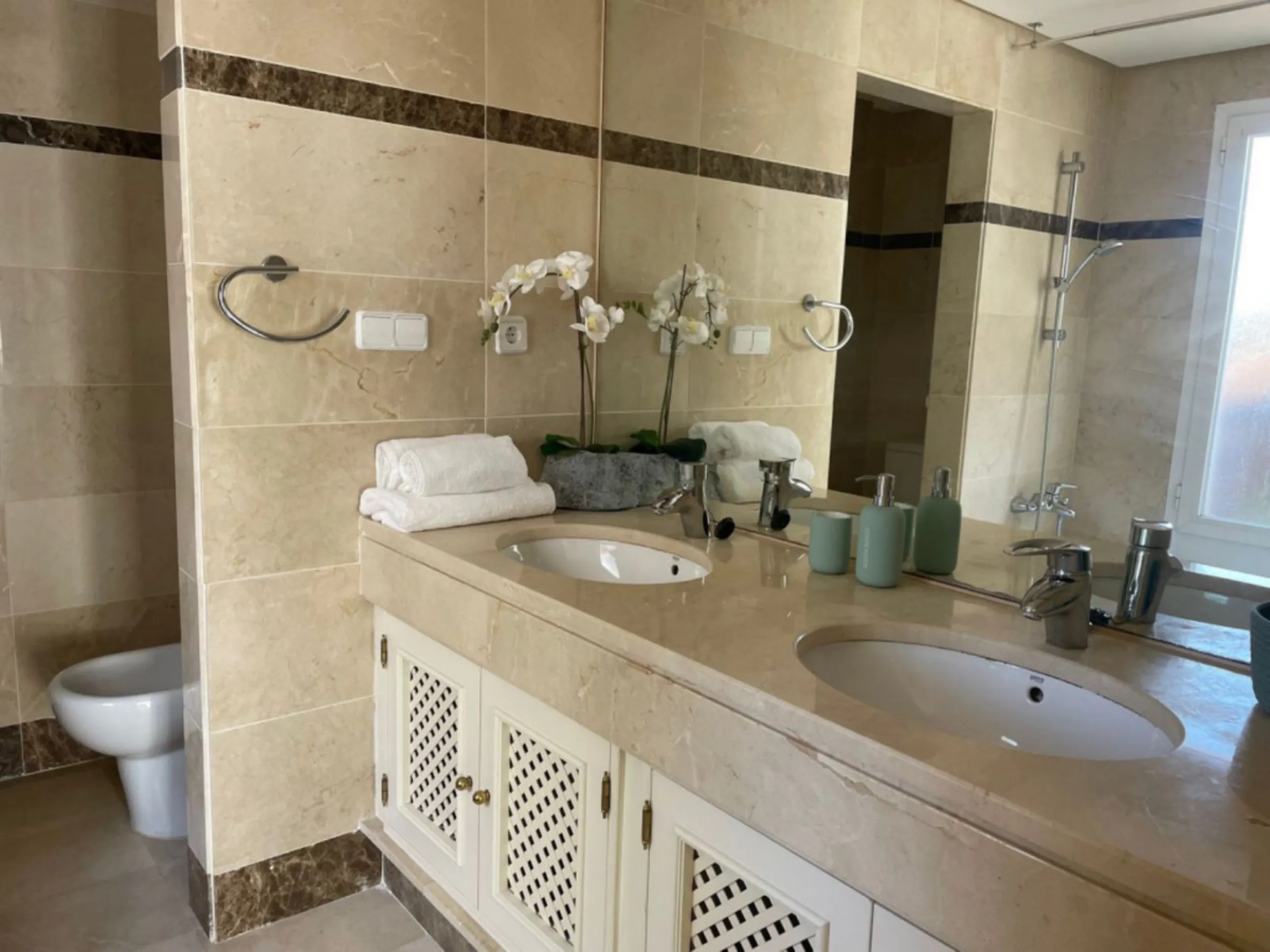 Apartment - Middle Floor Apartment в продаже в Marbella, Málaga. В доме 2 спален и 2 ванных комнат. Площадь дома 179 м²