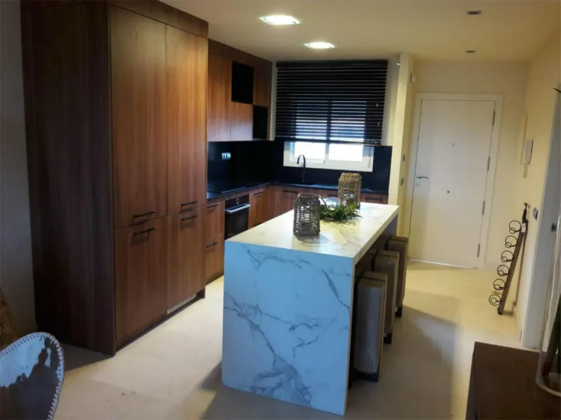 A newly built apartment is for sale in a prestigious residential complex next to a golf course, gym, and paddle tennis and tennis courts. Located just a five-minute drive from the center of Fuengirola, the property is surrounded by a privileged natural en