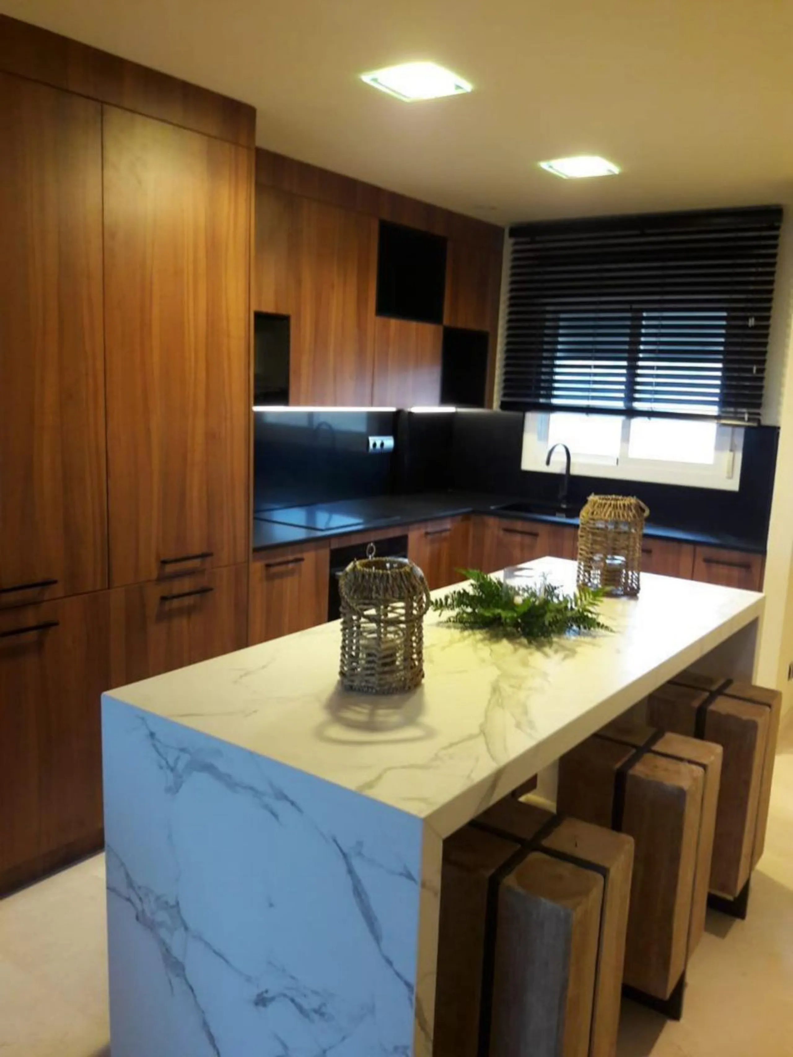 A newly built apartment is for sale in a prestigious residential complex next to a golf course, gym, and paddle tennis and tennis courts. Located just a five-minute drive from the center of Fuengirola, the property is surrounded by a privileged natural en