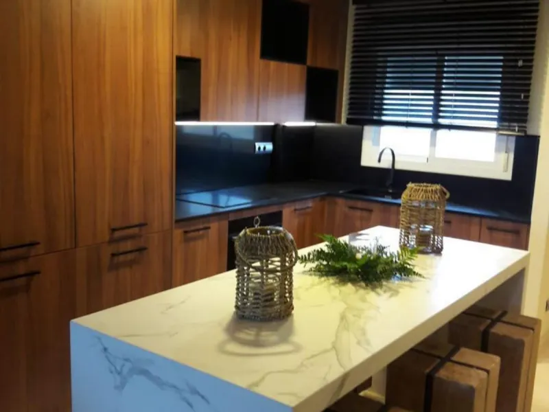 A newly built apartment is for sale in a prestigious residential complex next to a golf course, gym, and paddle tennis and tennis courts. Located just a five-minute drive from the center of Fuengirola, the property is surrounded by a privileged natural en