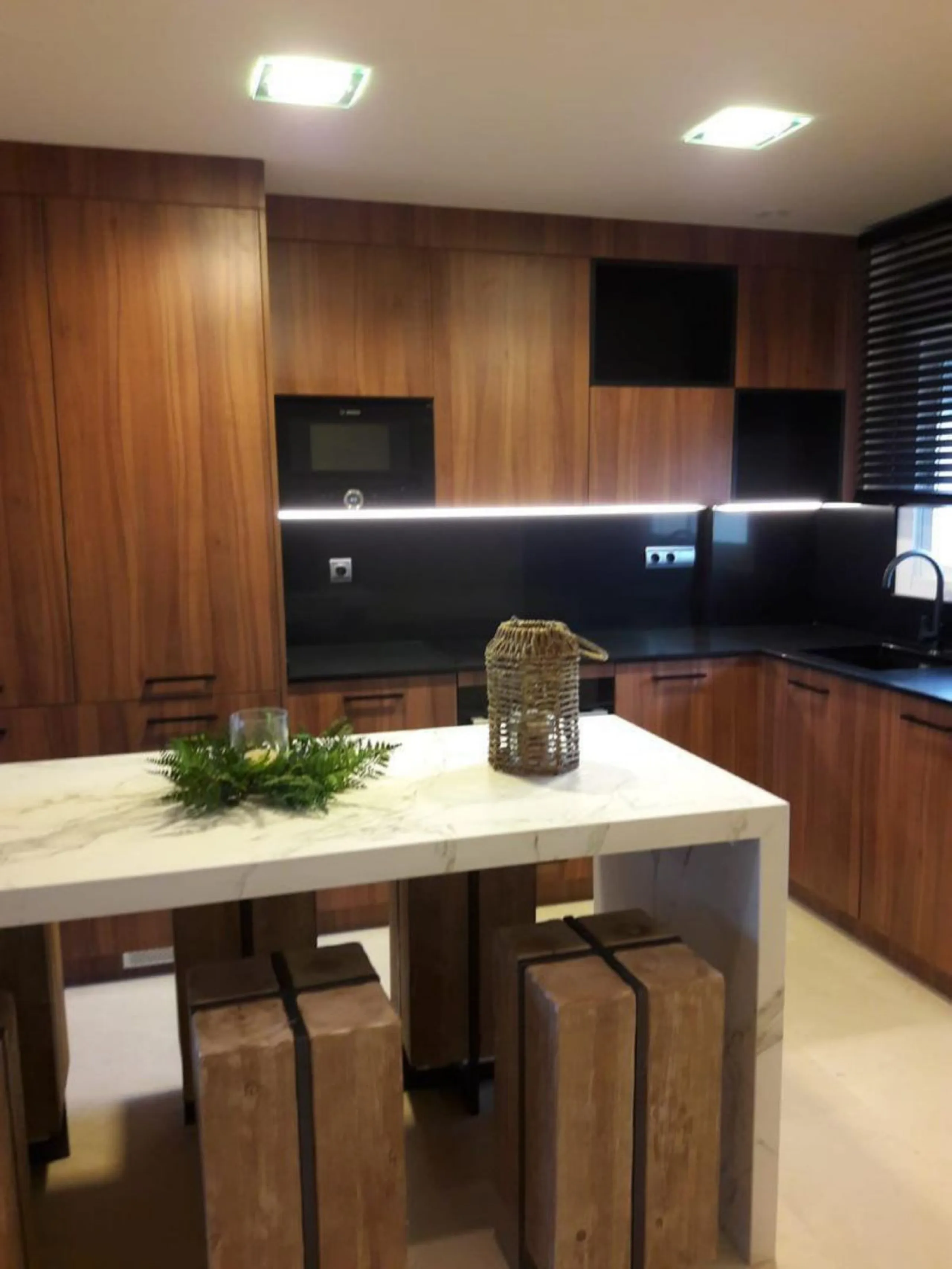 A newly built apartment is for sale in a prestigious residential complex next to a golf course, gym, and paddle tennis and tennis courts. Located just a five-minute drive from the center of Fuengirola, the property is surrounded by a privileged natural en