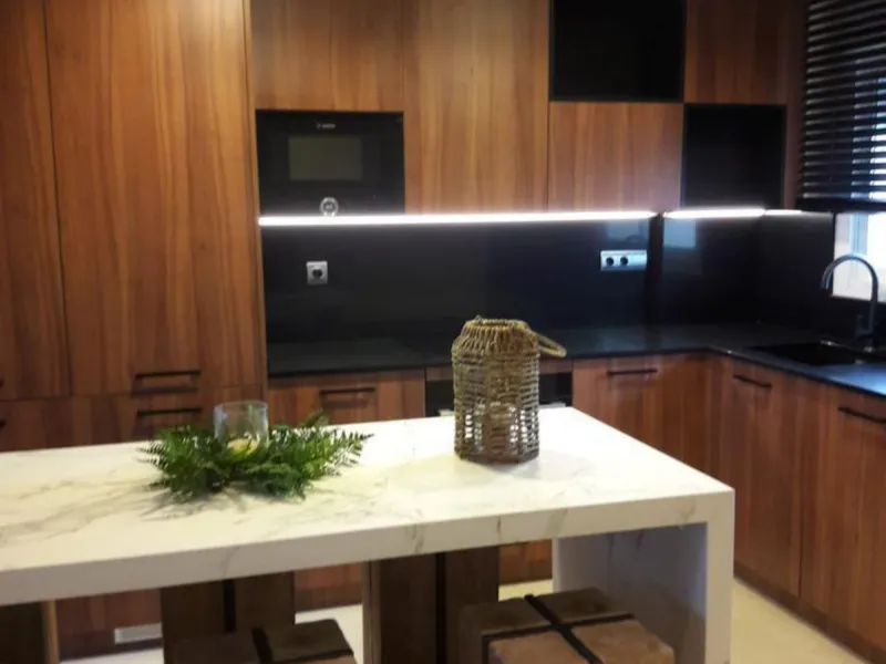 A newly built apartment is for sale in a prestigious residential complex next to a golf course, gym, and paddle tennis and tennis courts. Located just a five-minute drive from the center of Fuengirola, the property is surrounded by a privileged natural en