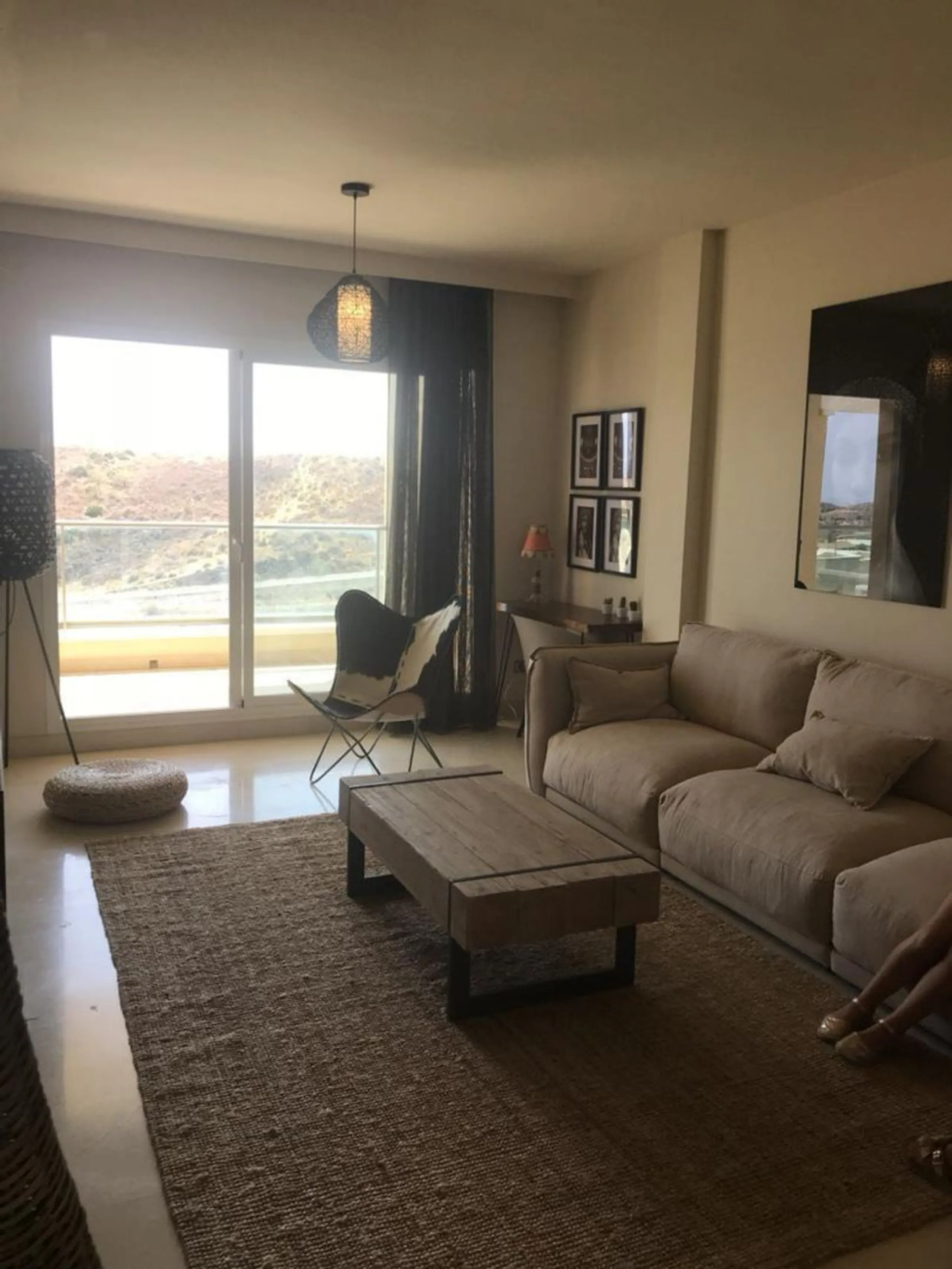A newly built apartment is for sale in a prestigious residential complex next to a golf course, gym, and paddle tennis and tennis courts. Located just a five-minute drive from the center of Fuengirola, the property is surrounded by a privileged natural en