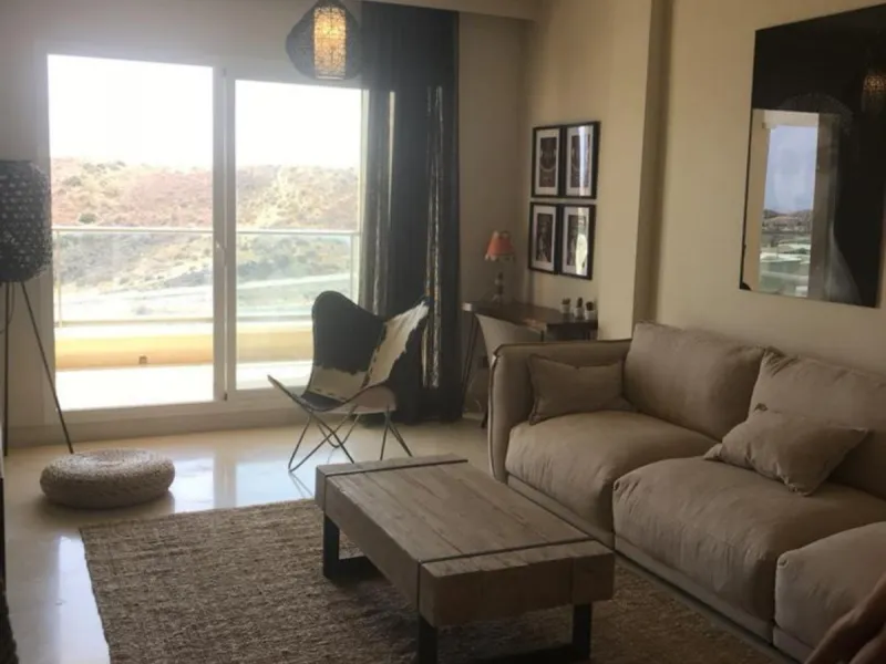 A newly built apartment is for sale in a prestigious residential complex next to a golf course, gym, and paddle tennis and tennis courts. Located just a five-minute drive from the center of Fuengirola, the property is surrounded by a privileged natural en
