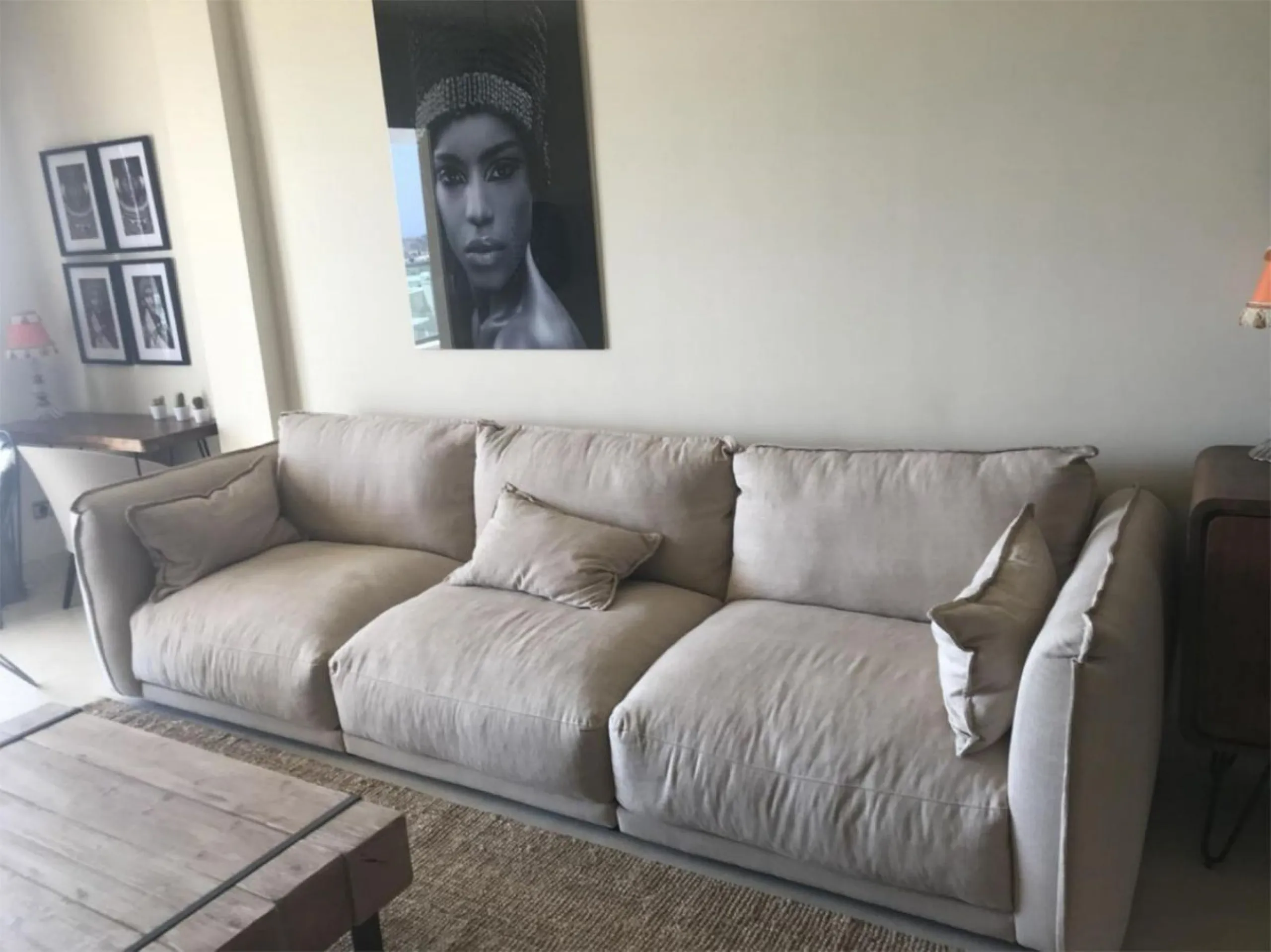 A newly built apartment is for sale in a prestigious residential complex next to a golf course, gym, and paddle tennis and tennis courts. Located just a five-minute drive from the center of Fuengirola, the property is surrounded by a privileged natural en