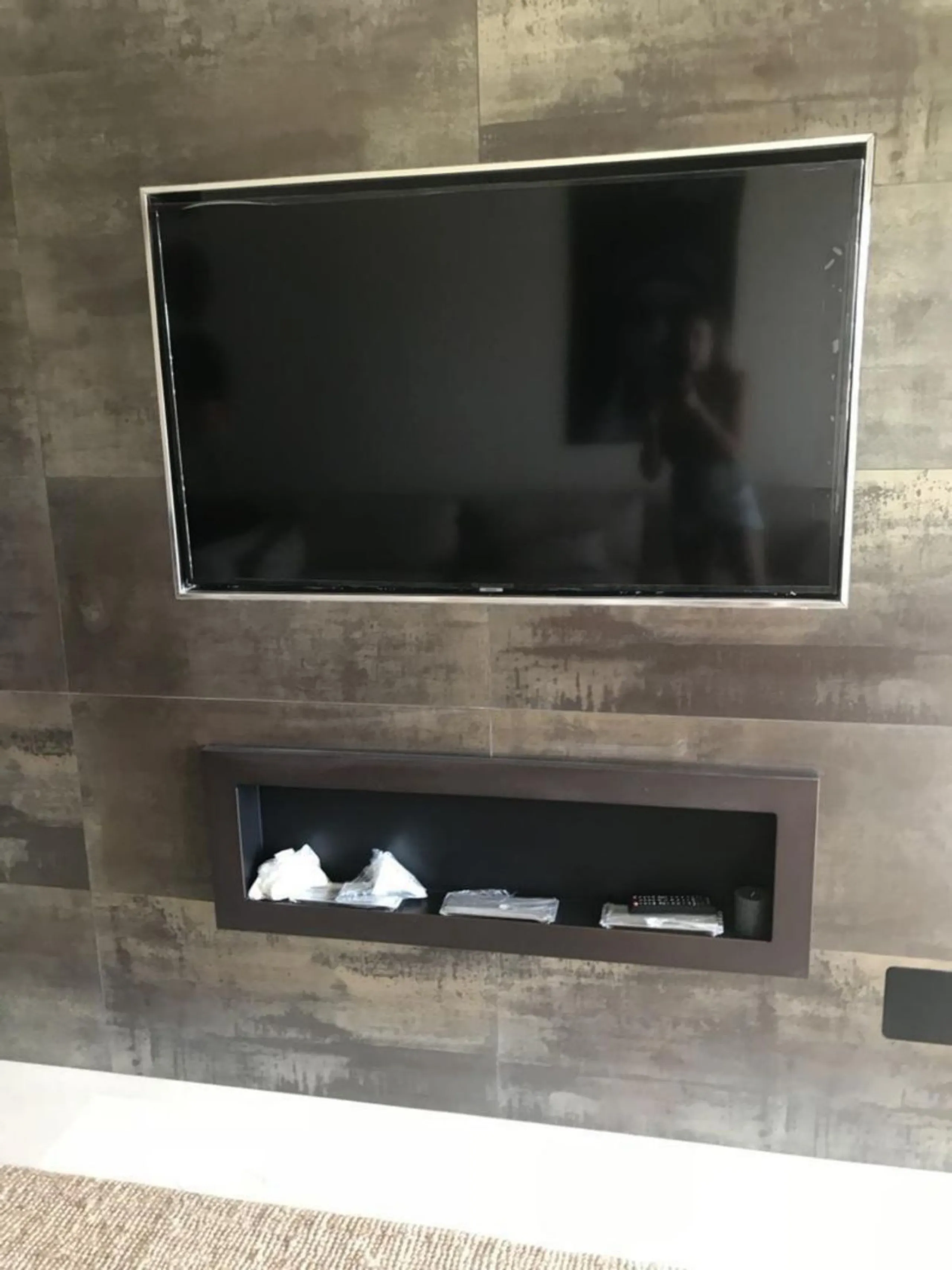 A newly built apartment is for sale in a prestigious residential complex next to a golf course, gym, and paddle tennis and tennis courts. Located just a five-minute drive from the center of Fuengirola, the property is surrounded by a privileged natural en