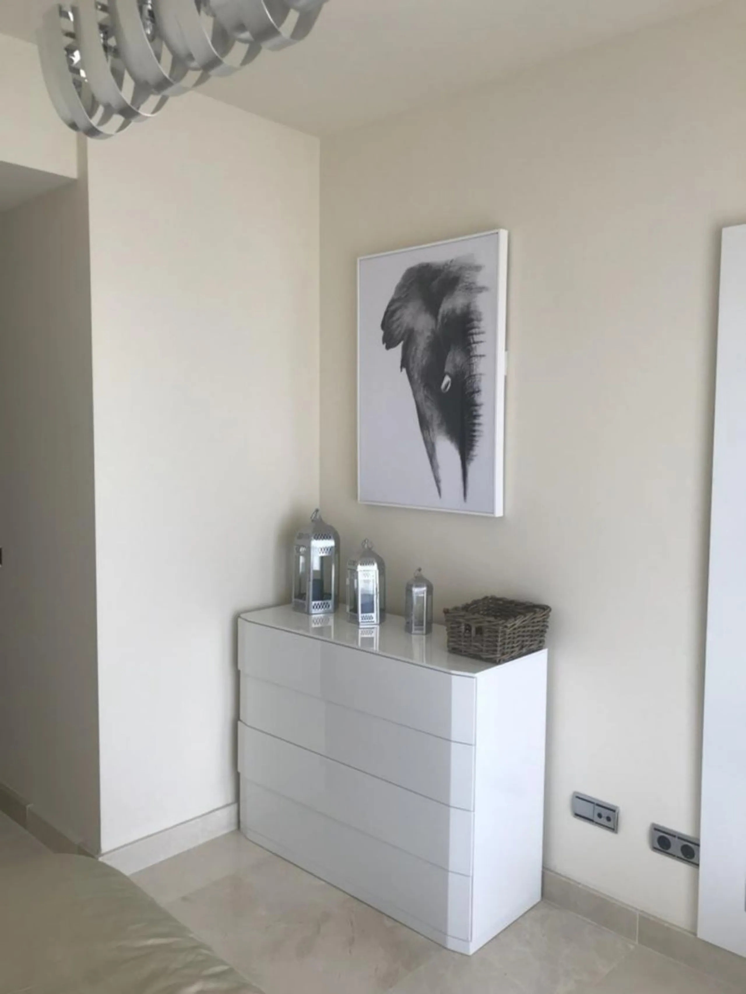 A newly built apartment is for sale in a prestigious residential complex next to a golf course, gym, and paddle tennis and tennis courts. Located just a five-minute drive from the center of Fuengirola, the property is surrounded by a privileged natural en