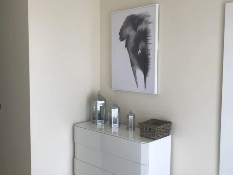 A newly built apartment is for sale in a prestigious residential complex next to a golf course, gym, and paddle tennis and tennis courts. Located just a five-minute drive from the center of Fuengirola, the property is surrounded by a privileged natural en