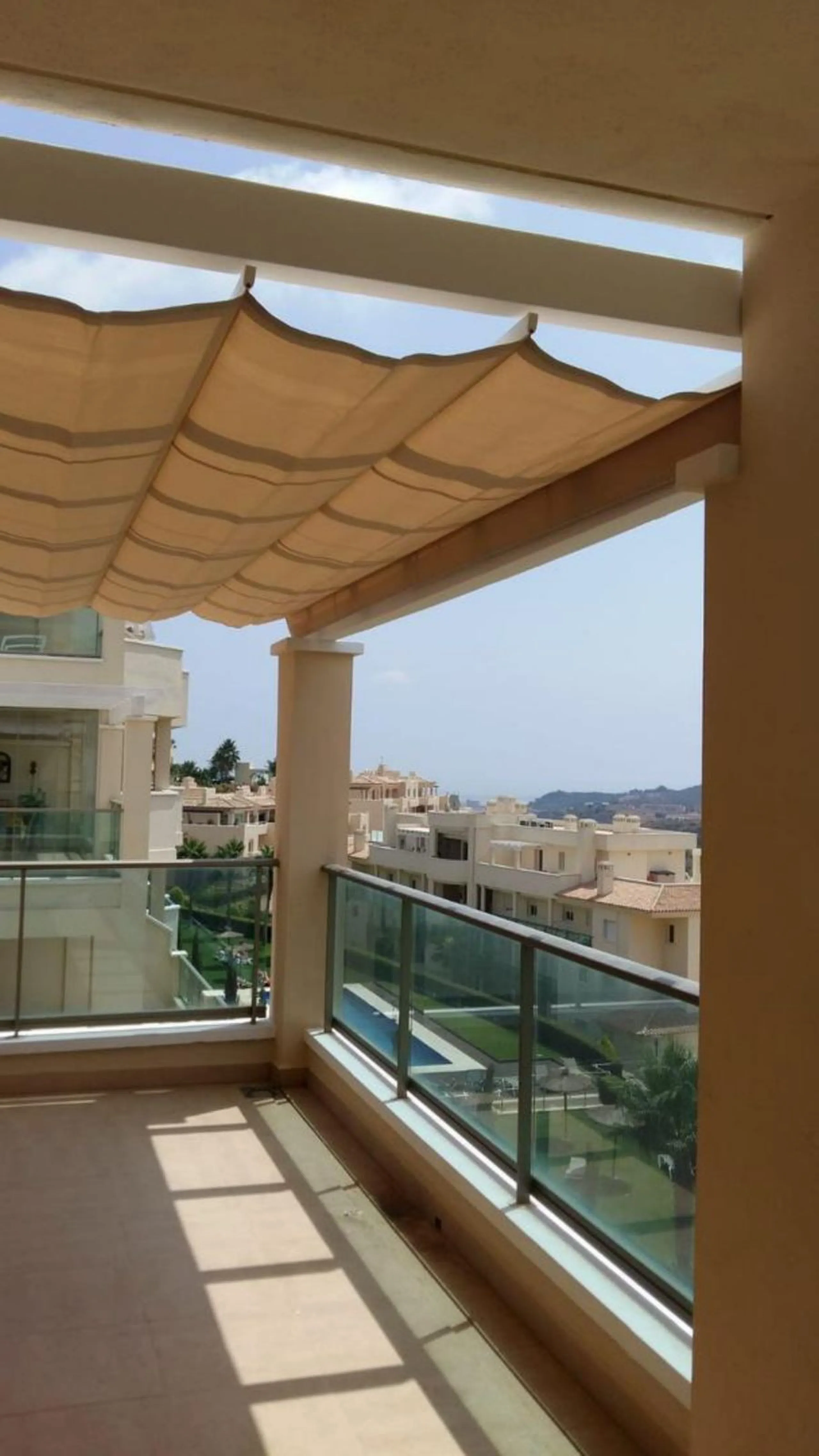 A newly built apartment is for sale in a prestigious residential complex next to a golf course, gym, and paddle tennis and tennis courts. Located just a five-minute drive from the center of Fuengirola, the property is surrounded by a privileged natural en