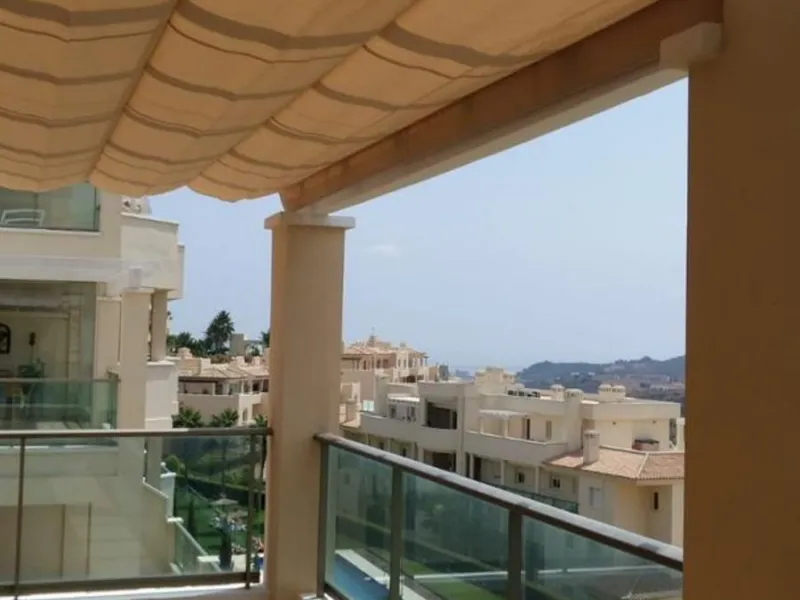 A newly built apartment is for sale in a prestigious residential complex next to a golf course, gym, and paddle tennis and tennis courts. Located just a five-minute drive from the center of Fuengirola, the property is surrounded by a privileged natural en