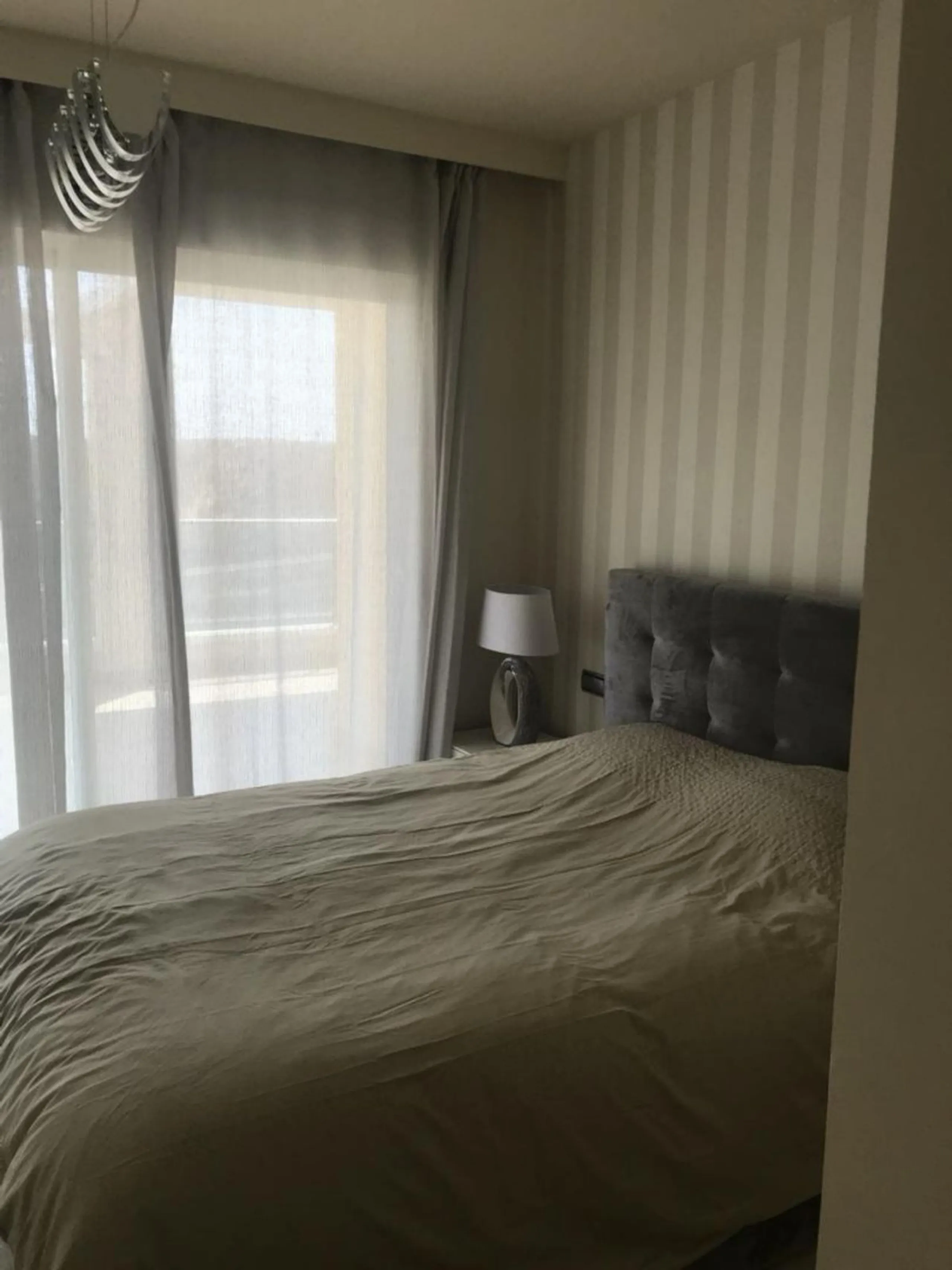 A newly built apartment is for sale in a prestigious residential complex next to a golf course, gym, and paddle tennis and tennis courts. Located just a five-minute drive from the center of Fuengirola, the property is surrounded by a privileged natural en