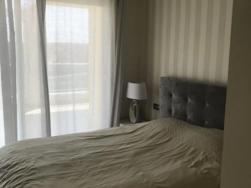 A newly built apartment is for sale in a prestigious residential complex next to a golf course, gym, and paddle tennis and tennis courts. Located just a five-minute drive from the center of Fuengirola, the property is surrounded by a privileged natural en