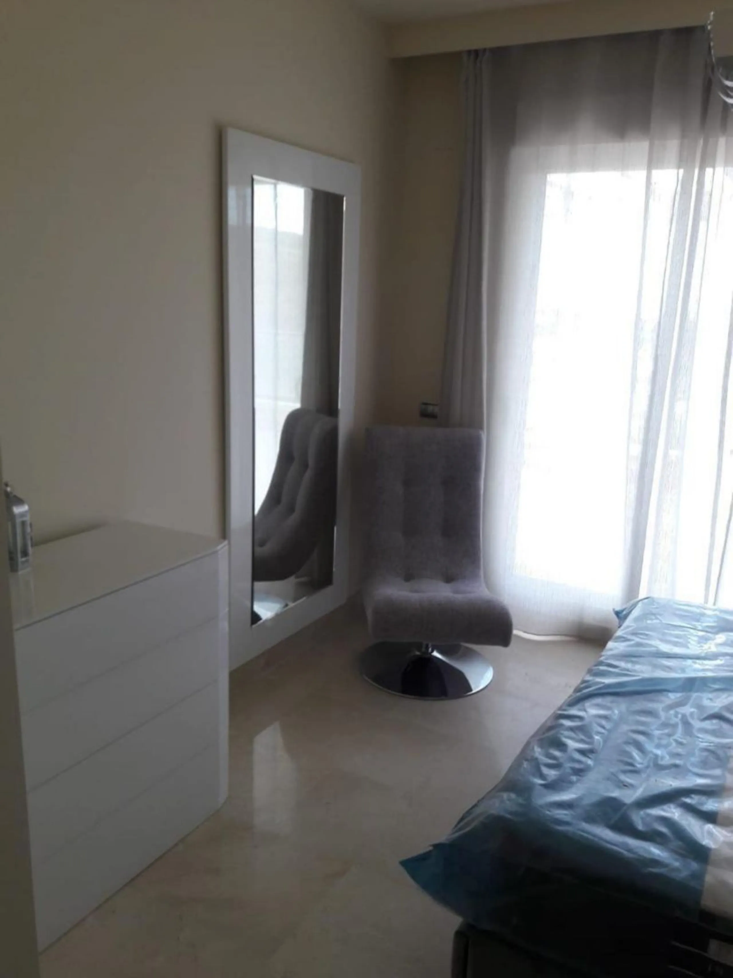 A newly built apartment is for sale in a prestigious residential complex next to a golf course, gym, and paddle tennis and tennis courts. Located just a five-minute drive from the center of Fuengirola, the property is surrounded by a privileged natural en