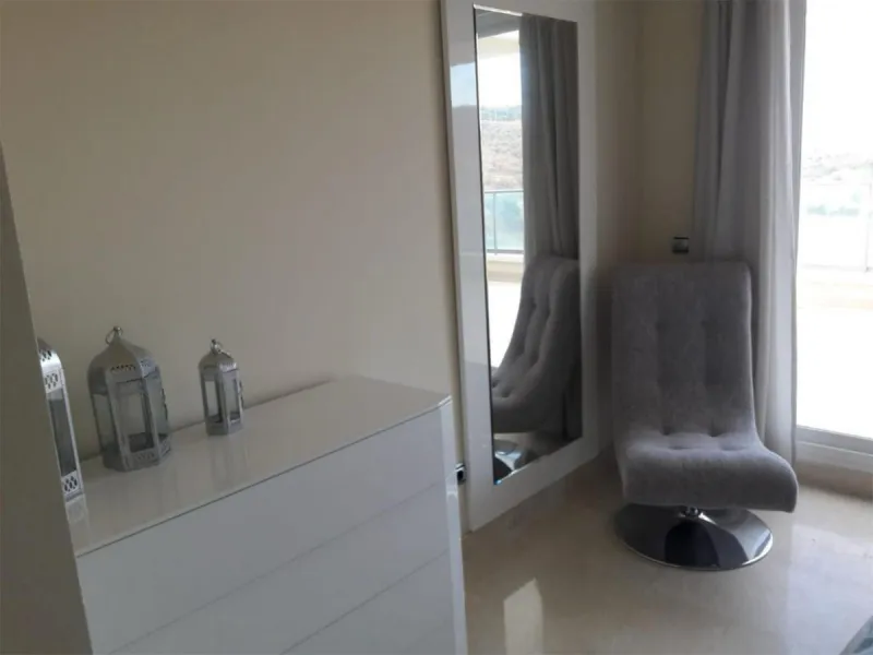 A newly built apartment is for sale in a prestigious residential complex next to a golf course, gym, and paddle tennis and tennis courts. Located just a five-minute drive from the center of Fuengirola, the property is surrounded by a privileged natural en
