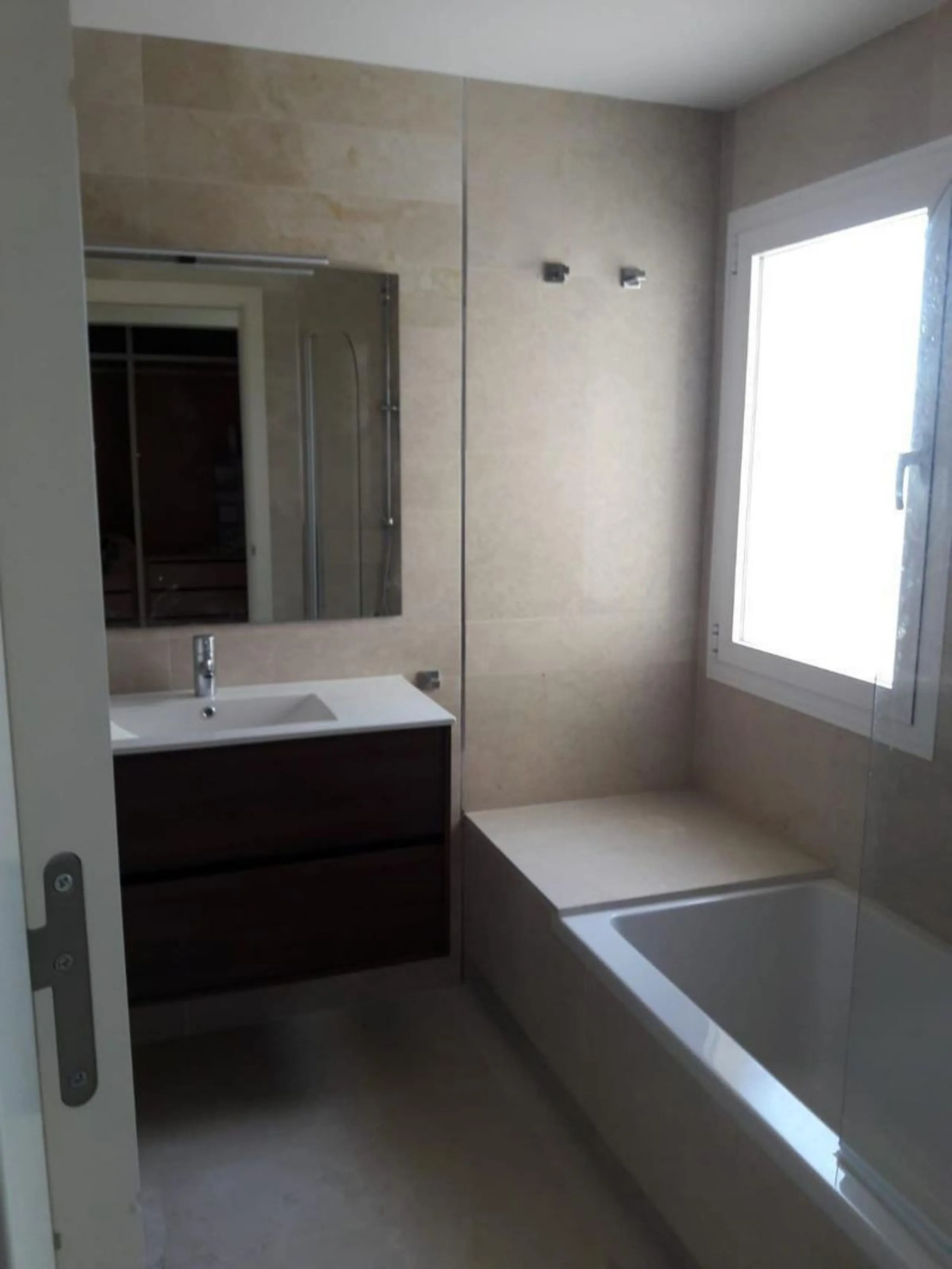 A newly built apartment is for sale in a prestigious residential complex next to a golf course, gym, and paddle tennis and tennis courts. Located just a five-minute drive from the center of Fuengirola, the property is surrounded by a privileged natural en