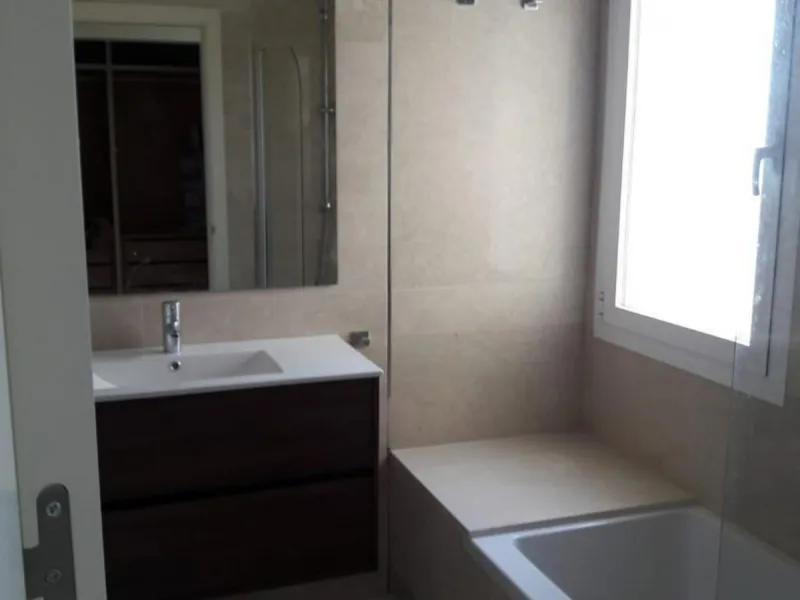 A newly built apartment is for sale in a prestigious residential complex next to a golf course, gym, and paddle tennis and tennis courts. Located just a five-minute drive from the center of Fuengirola, the property is surrounded by a privileged natural en