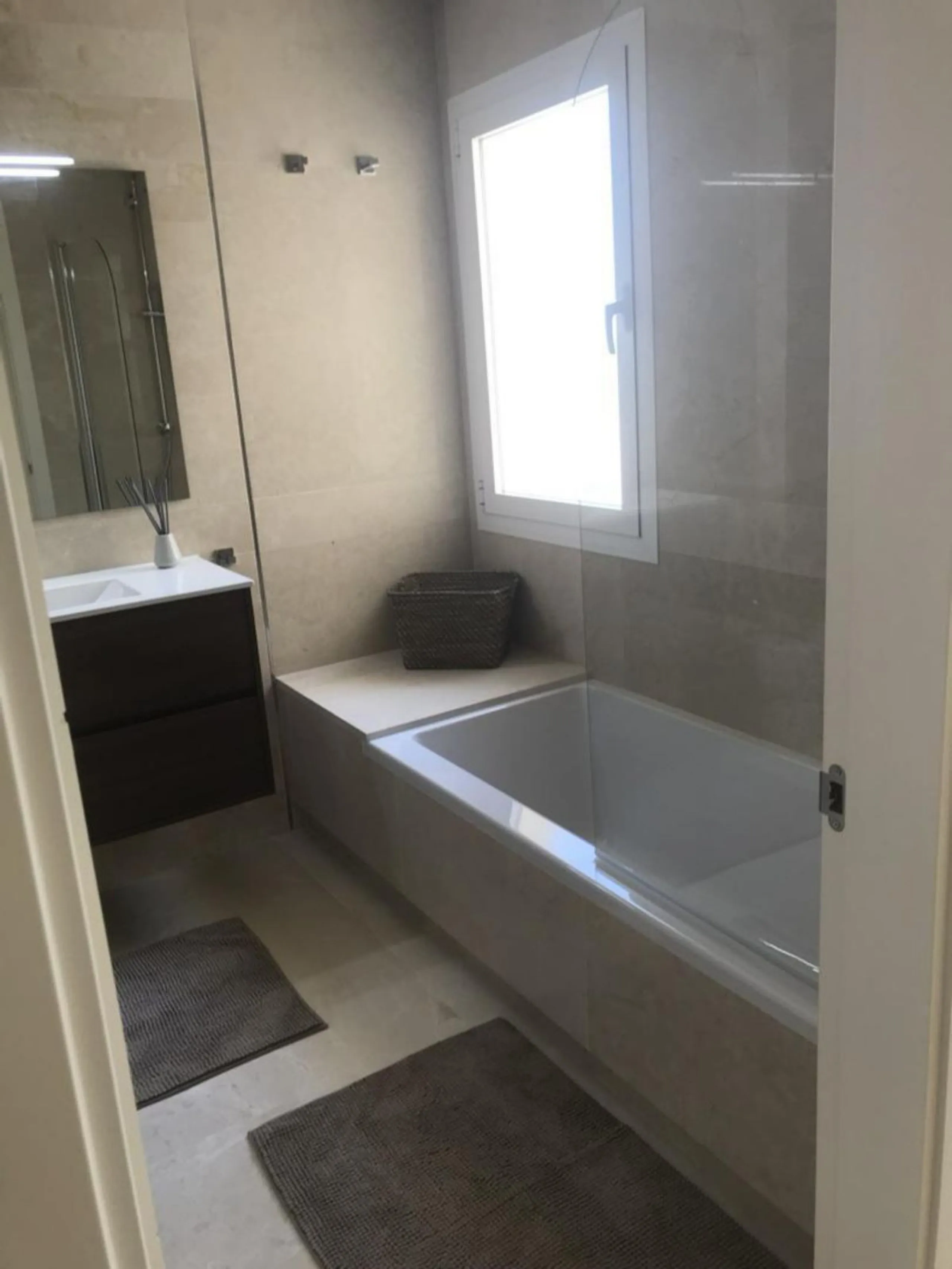 A newly built apartment is for sale in a prestigious residential complex next to a golf course, gym, and paddle tennis and tennis courts. Located just a five-minute drive from the center of Fuengirola, the property is surrounded by a privileged natural en