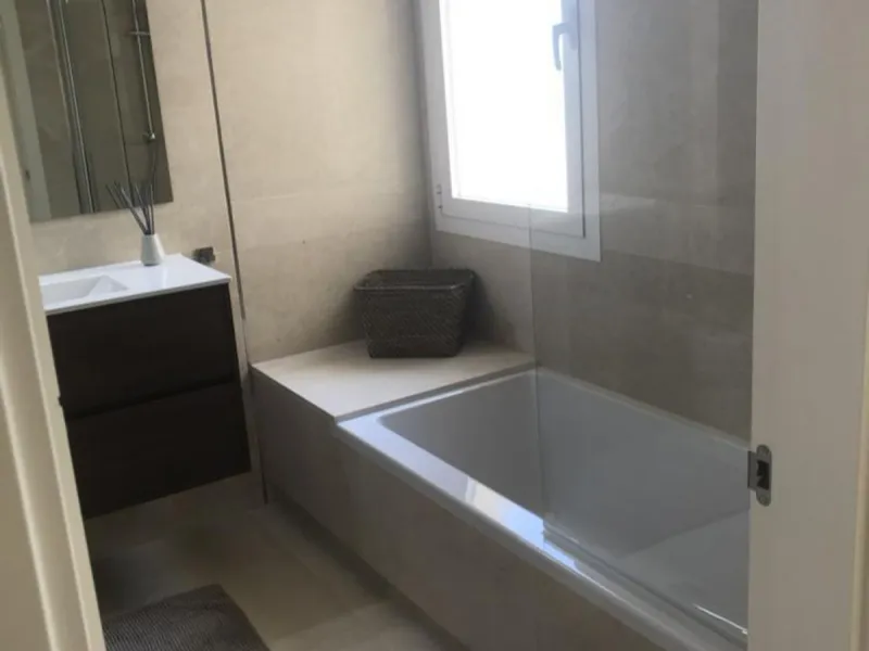 A newly built apartment is for sale in a prestigious residential complex next to a golf course, gym, and paddle tennis and tennis courts. Located just a five-minute drive from the center of Fuengirola, the property is surrounded by a privileged natural en