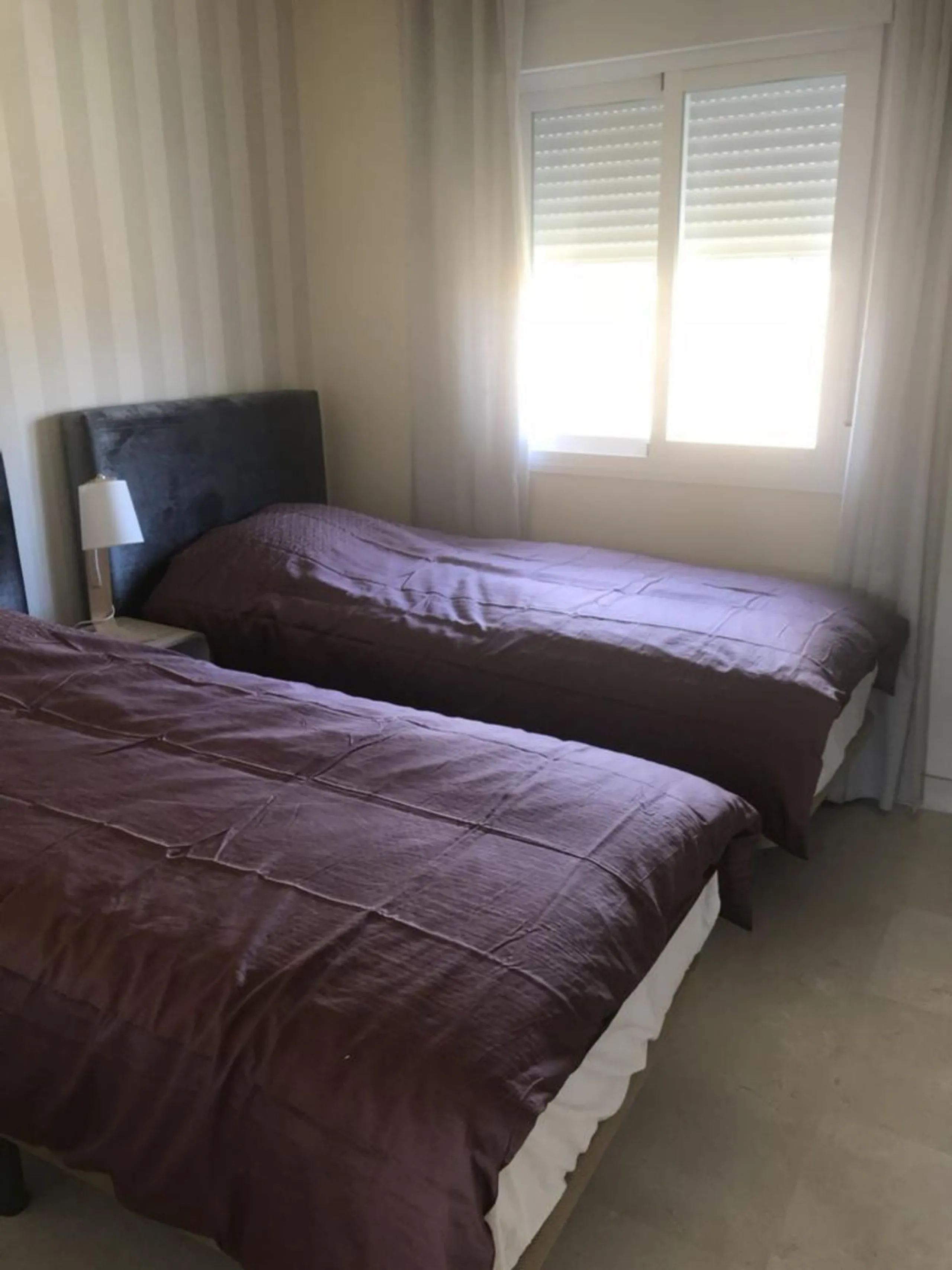 A newly built apartment is for sale in a prestigious residential complex next to a golf course, gym, and paddle tennis and tennis courts. Located just a five-minute drive from the center of Fuengirola, the property is surrounded by a privileged natural en