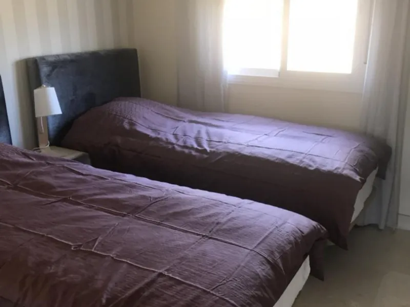 A newly built apartment is for sale in a prestigious residential complex next to a golf course, gym, and paddle tennis and tennis courts. Located just a five-minute drive from the center of Fuengirola, the property is surrounded by a privileged natural en