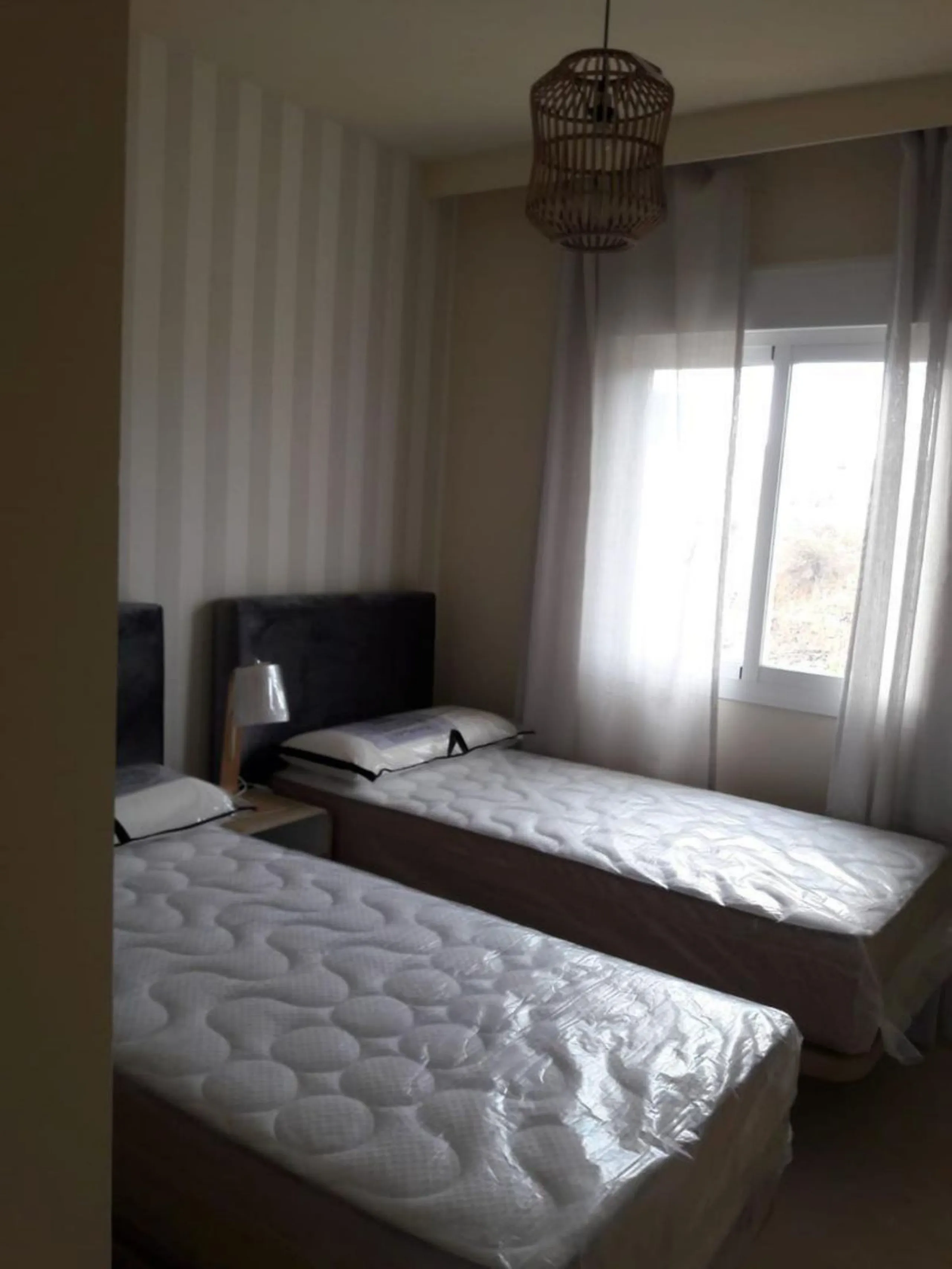 A newly built apartment is for sale in a prestigious residential complex next to a golf course, gym, and paddle tennis and tennis courts. Located just a five-minute drive from the center of Fuengirola, the property is surrounded by a privileged natural en