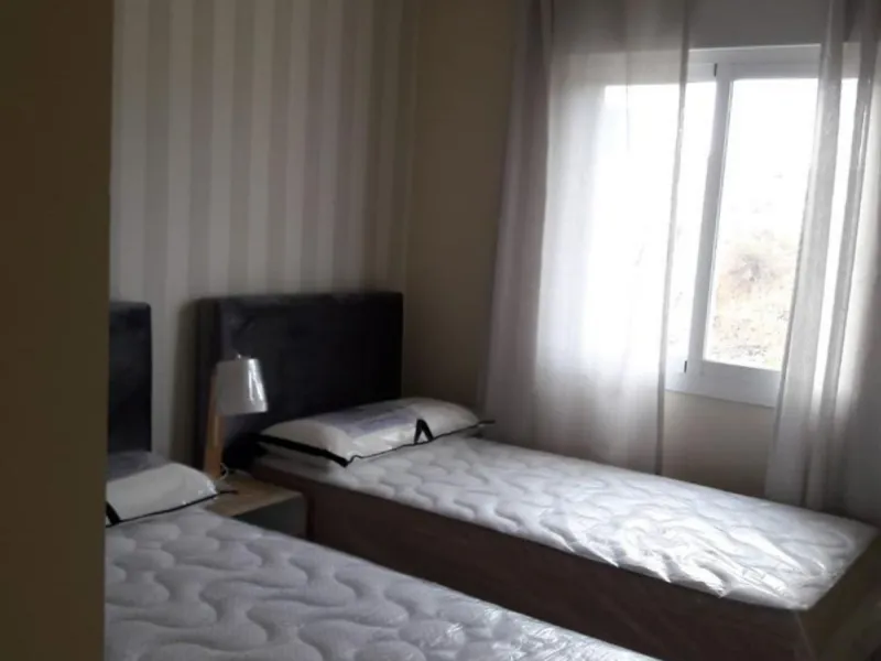 A newly built apartment is for sale in a prestigious residential complex next to a golf course, gym, and paddle tennis and tennis courts. Located just a five-minute drive from the center of Fuengirola, the property is surrounded by a privileged natural en