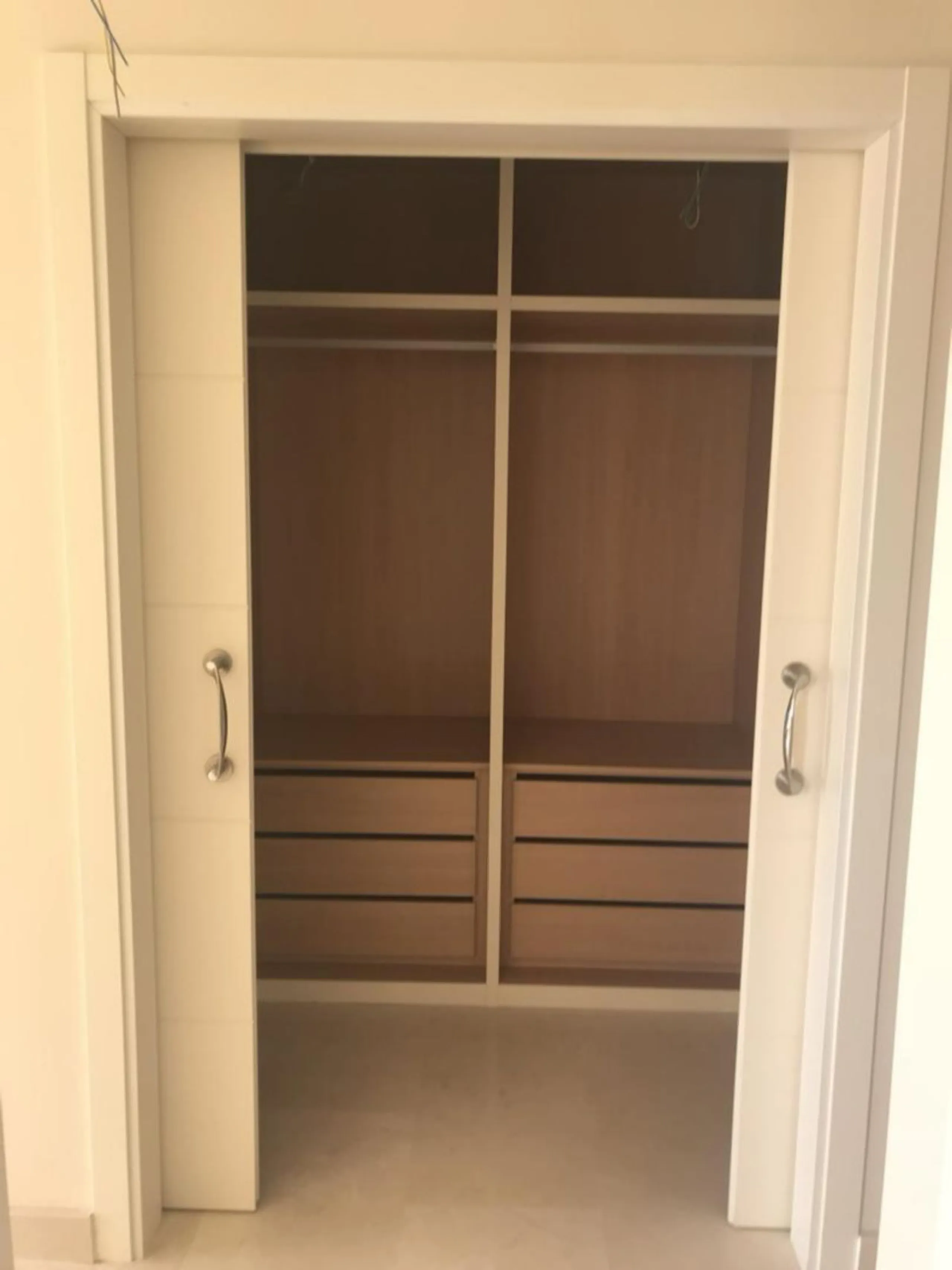 A newly built apartment is for sale in a prestigious residential complex next to a golf course, gym, and paddle tennis and tennis courts. Located just a five-minute drive from the center of Fuengirola, the property is surrounded by a privileged natural en