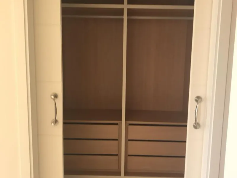 A newly built apartment is for sale in a prestigious residential complex next to a golf course, gym, and paddle tennis and tennis courts. Located just a five-minute drive from the center of Fuengirola, the property is surrounded by a privileged natural en