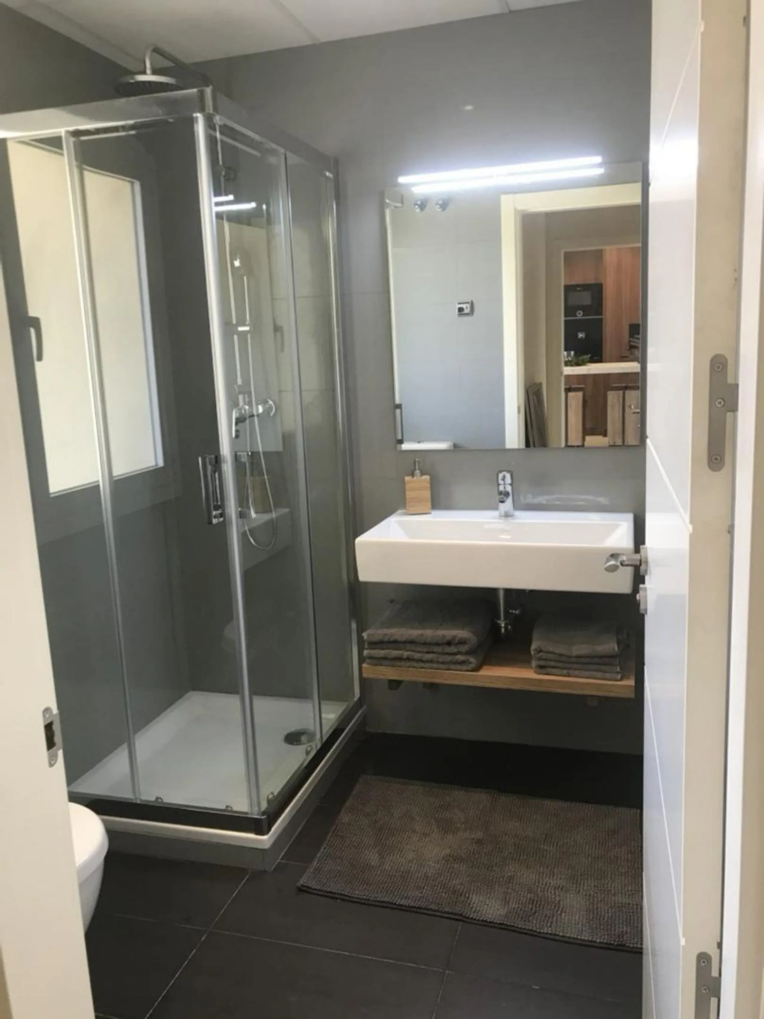 A newly built apartment is for sale in a prestigious residential complex next to a golf course, gym, and paddle tennis and tennis courts. Located just a five-minute drive from the center of Fuengirola, the property is surrounded by a privileged natural en