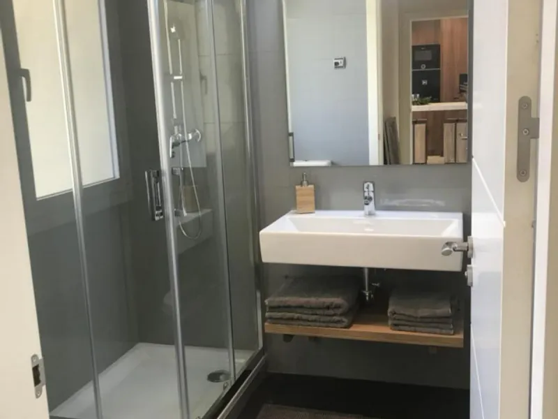 A newly built apartment is for sale in a prestigious residential complex next to a golf course, gym, and paddle tennis and tennis courts. Located just a five-minute drive from the center of Fuengirola, the property is surrounded by a privileged natural en