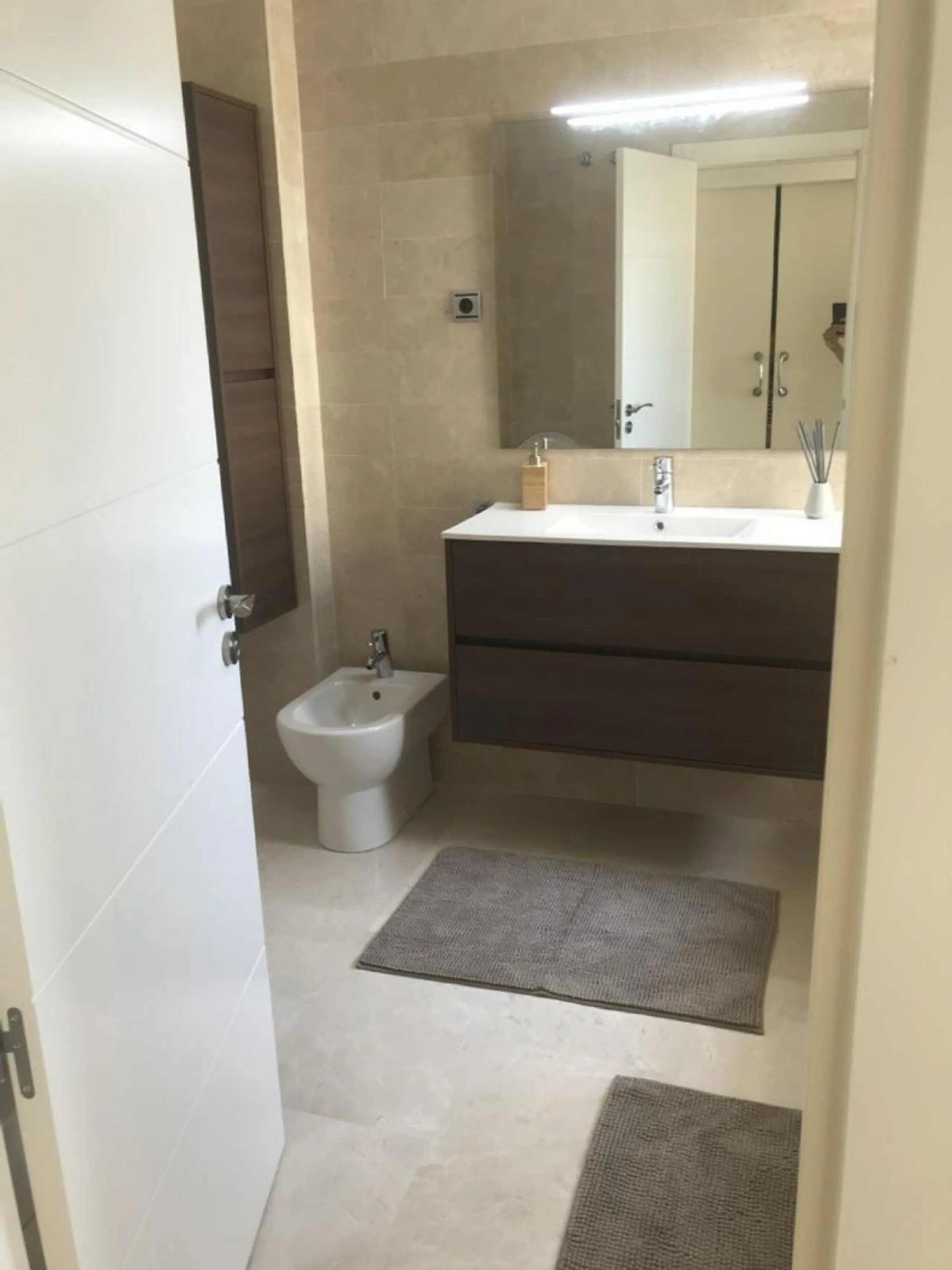 A newly built apartment is for sale in a prestigious residential complex next to a golf course, gym, and paddle tennis and tennis courts. Located just a five-minute drive from the center of Fuengirola, the property is surrounded by a privileged natural en