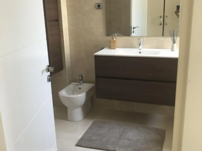 A newly built apartment is for sale in a prestigious residential complex next to a golf course, gym, and paddle tennis and tennis courts. Located just a five-minute drive from the center of Fuengirola, the property is surrounded by a privileged natural en
