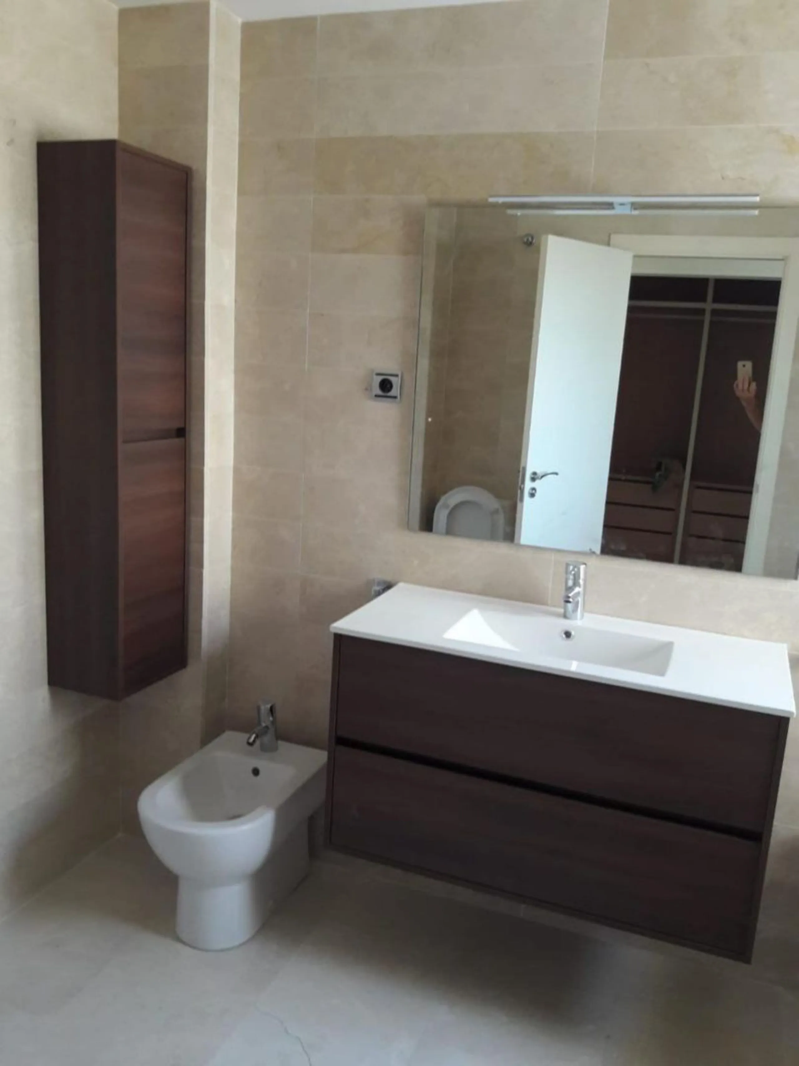 A newly built apartment is for sale in a prestigious residential complex next to a golf course, gym, and paddle tennis and tennis courts. Located just a five-minute drive from the center of Fuengirola, the property is surrounded by a privileged natural en