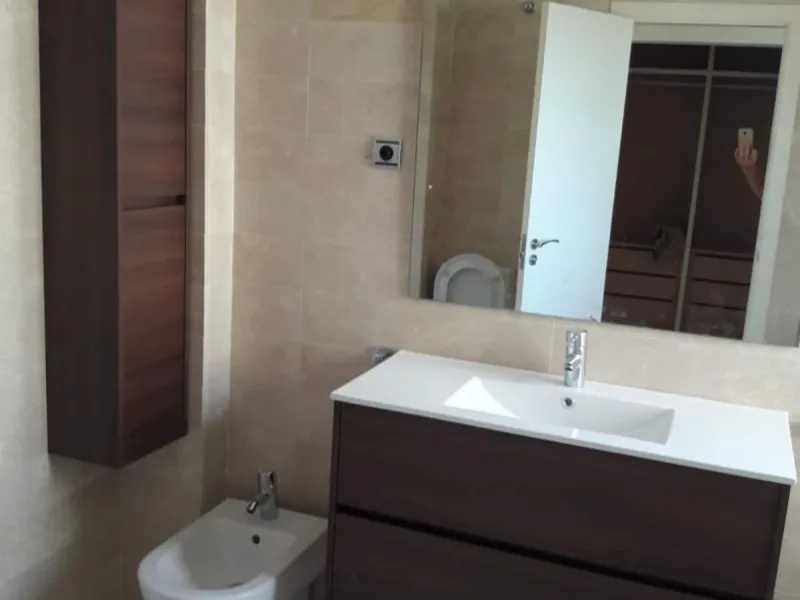 A newly built apartment is for sale in a prestigious residential complex next to a golf course, gym, and paddle tennis and tennis courts. Located just a five-minute drive from the center of Fuengirola, the property is surrounded by a privileged natural en